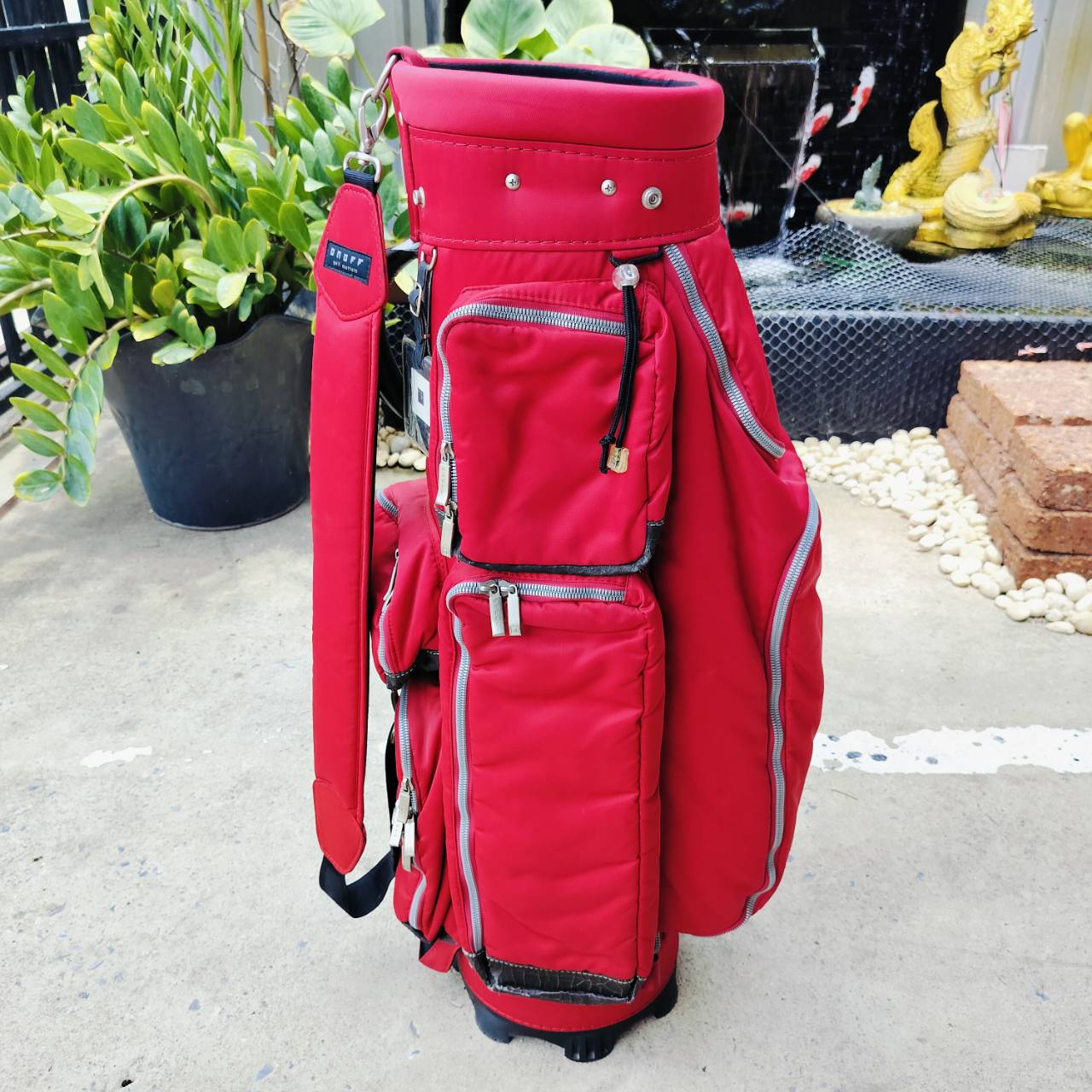 ถุงกอล์ฟ ON OFF มือสอง ของแท้ สภาพสวยเดิม ป้ายยังไม่แกะพลาสติก สีแดงเพลงเป็นสีประจำ ON OFF ช่องใส่ของเยอะ ซิปเยอะ น้ำหนักเบา ไม้กอล์ฟพรีเมี่ยมมือสอง ของแท้ By NakaraLuxurious