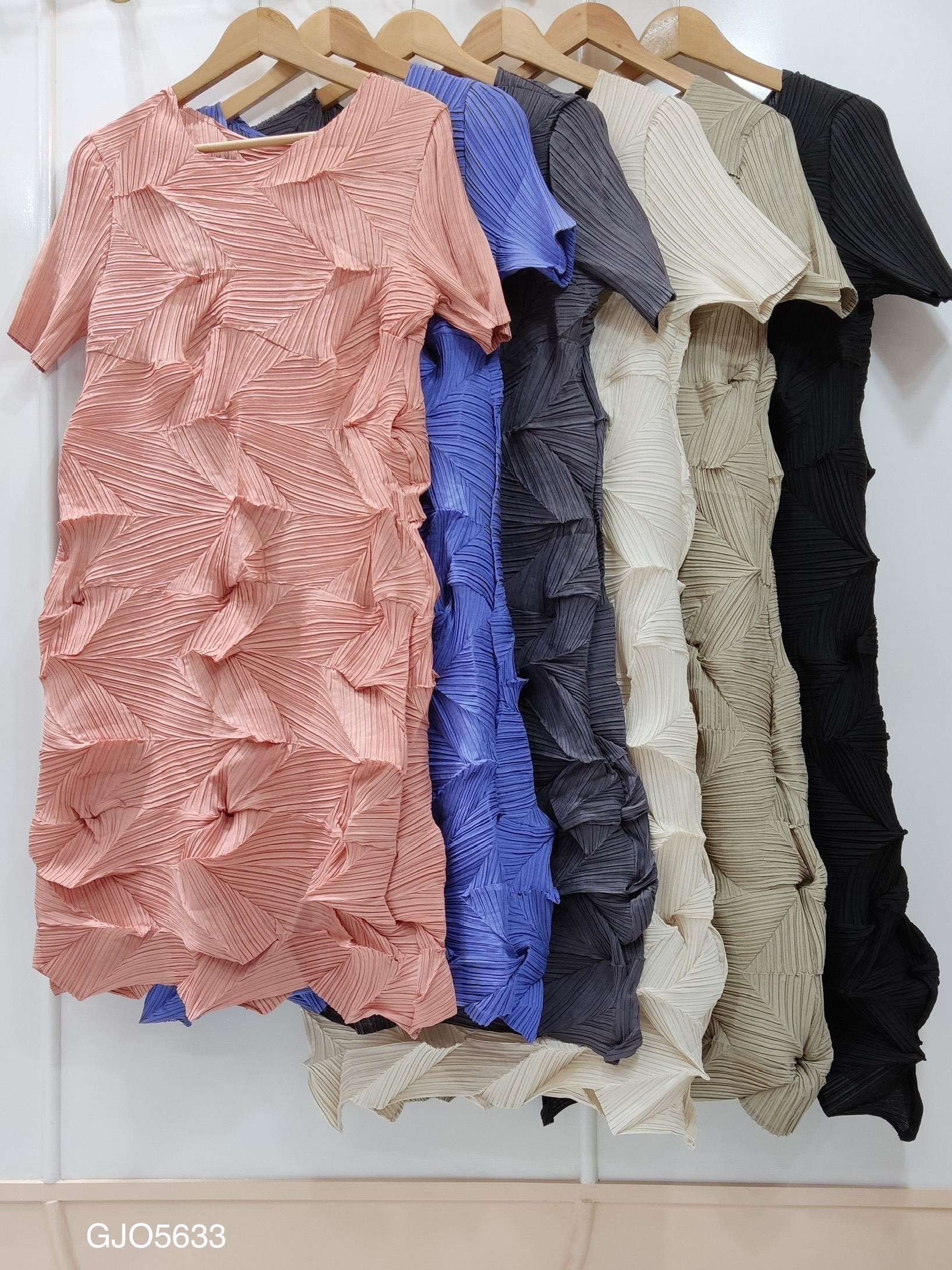 อกถึง 40นิ้ว 2MUAY GJO5633 เดรสพลีทคุณภาพ SHORT SLEEVE ZIGZAG PLEAT DRESS 4สี FREE SIZE