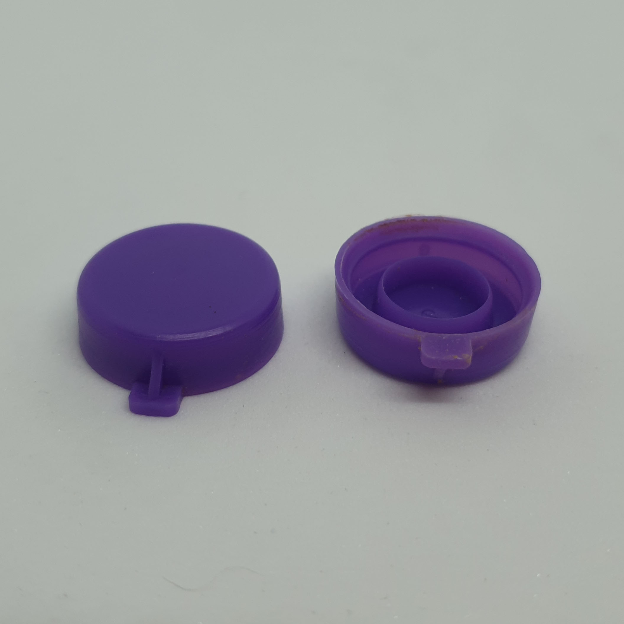 ฝาหมวก หลายสี 500 ชิ้น (0.7 บาท)