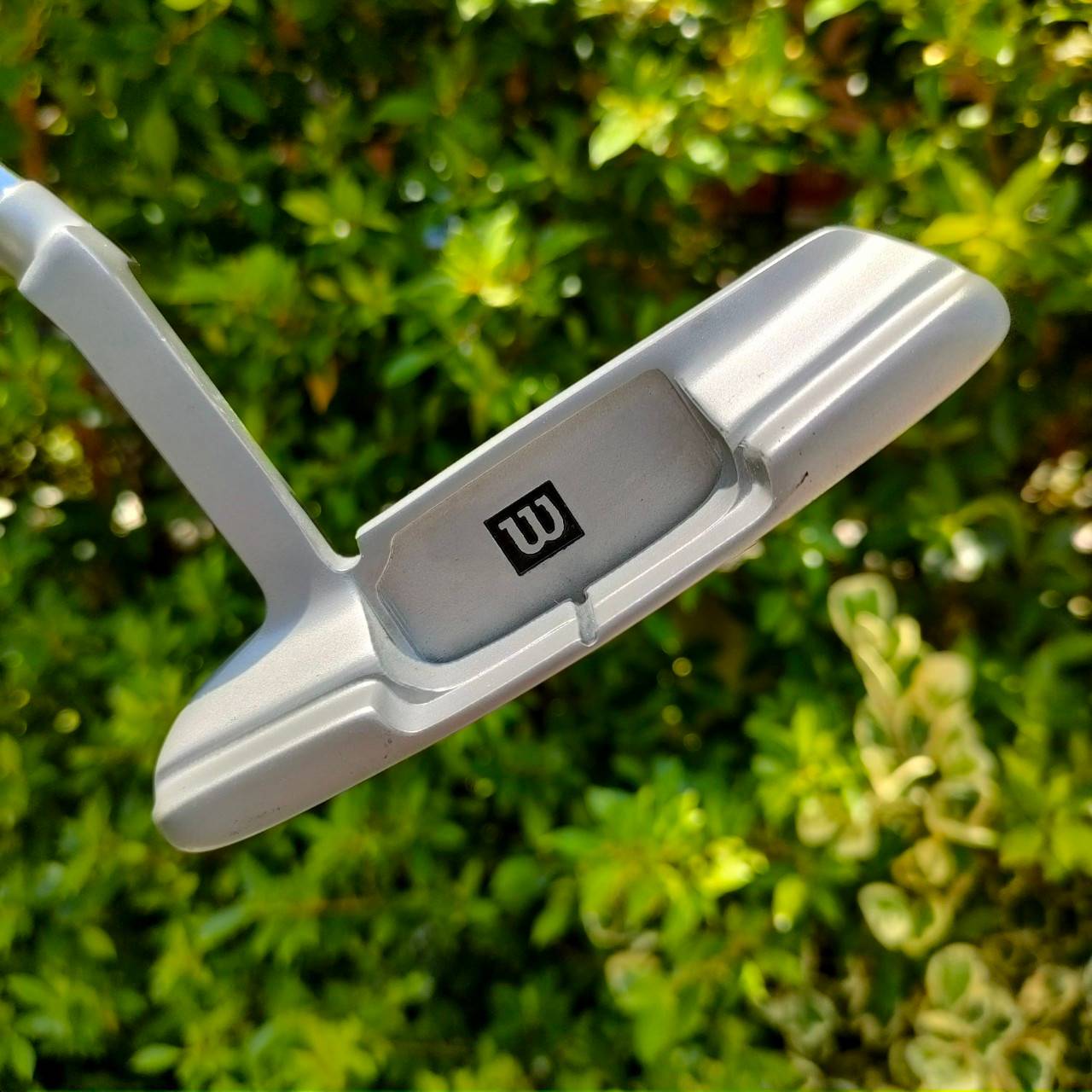 PUTTER WILSON DEEP RED ความยาว 35 นิ้ว ก้าน WILSON SHAFT สภาพสวยเหมือนของใหม่ ไม่เคยใช้งาน แค่พัตต์เล่นครั้งสองครั้ง รุ่นนี้น้ำหนักดีมากๆ!! ไม้กอล์ฟมือสอง ของแท้ BY NakaraLuxurious