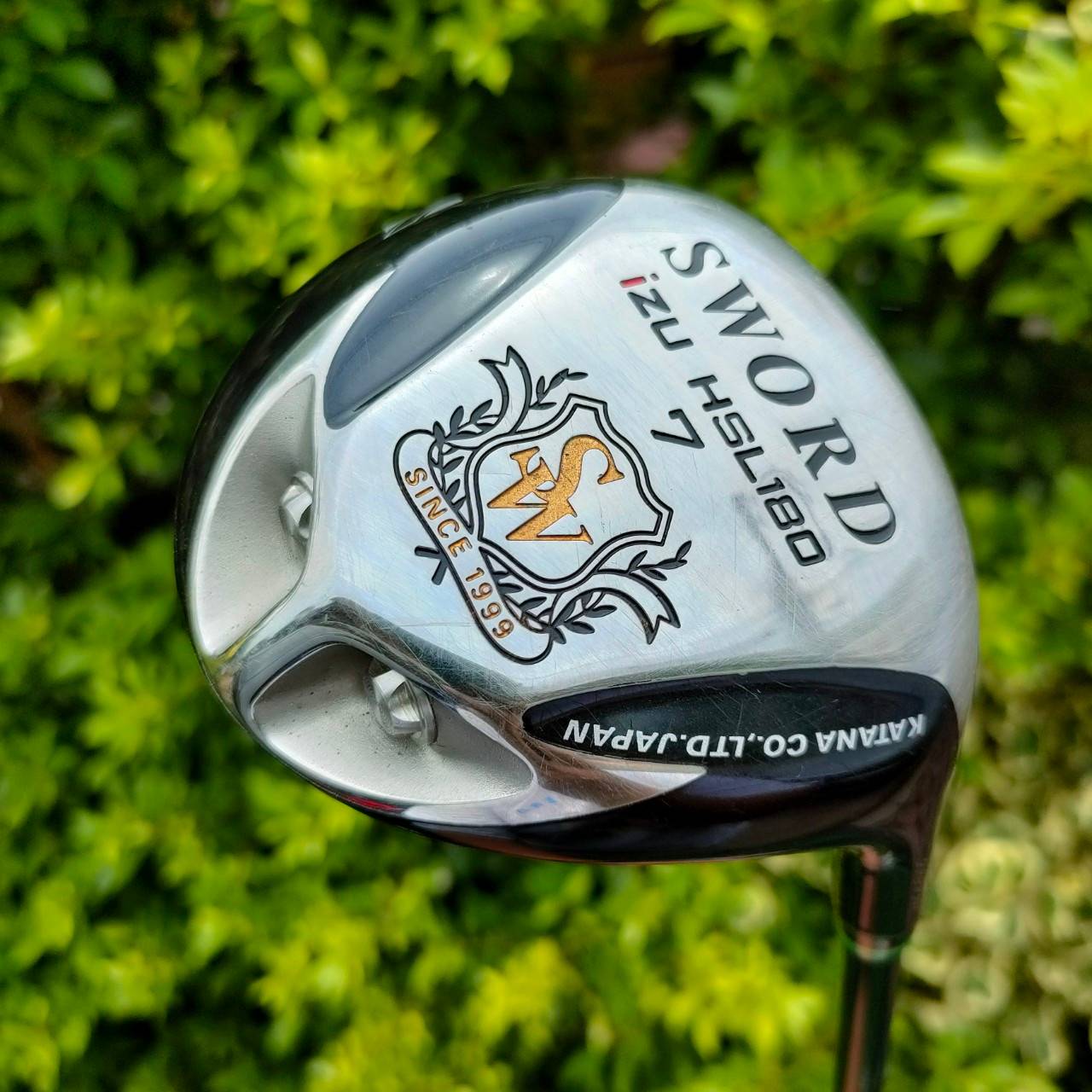 FW7 SWORD iZU HSL180 ก้าน SWORD iZ55 FLEX R เป็นหัวไม้ที่ตีง่ายที่สุด!!! ลูกลอยง่าย และตรงมาก ชดเชยความผิดพลาดสูง มีหมุดถ่วงด้านหลังสองจุด ทำให้กระจายน้ำหนักได้ดี!!! ไม้กอล์ฟมือสอง ของแท้ BY NakaraLuxurious