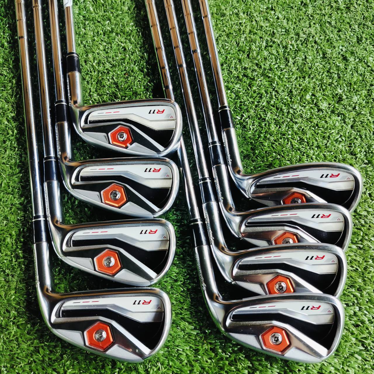 ชุดเหล็ก Taylormade R11 ด้านหลังมีโพรง CAVITY ออกแบบสปอร์ต สวย และตีง่าย ตีไกลในเหล็กเดียว ไขปรับทิศทางได้อีกด้วย ไม้กอล์ฟพรีเมี่ยมมือสอง ของแท้ By NakaraLuxurious