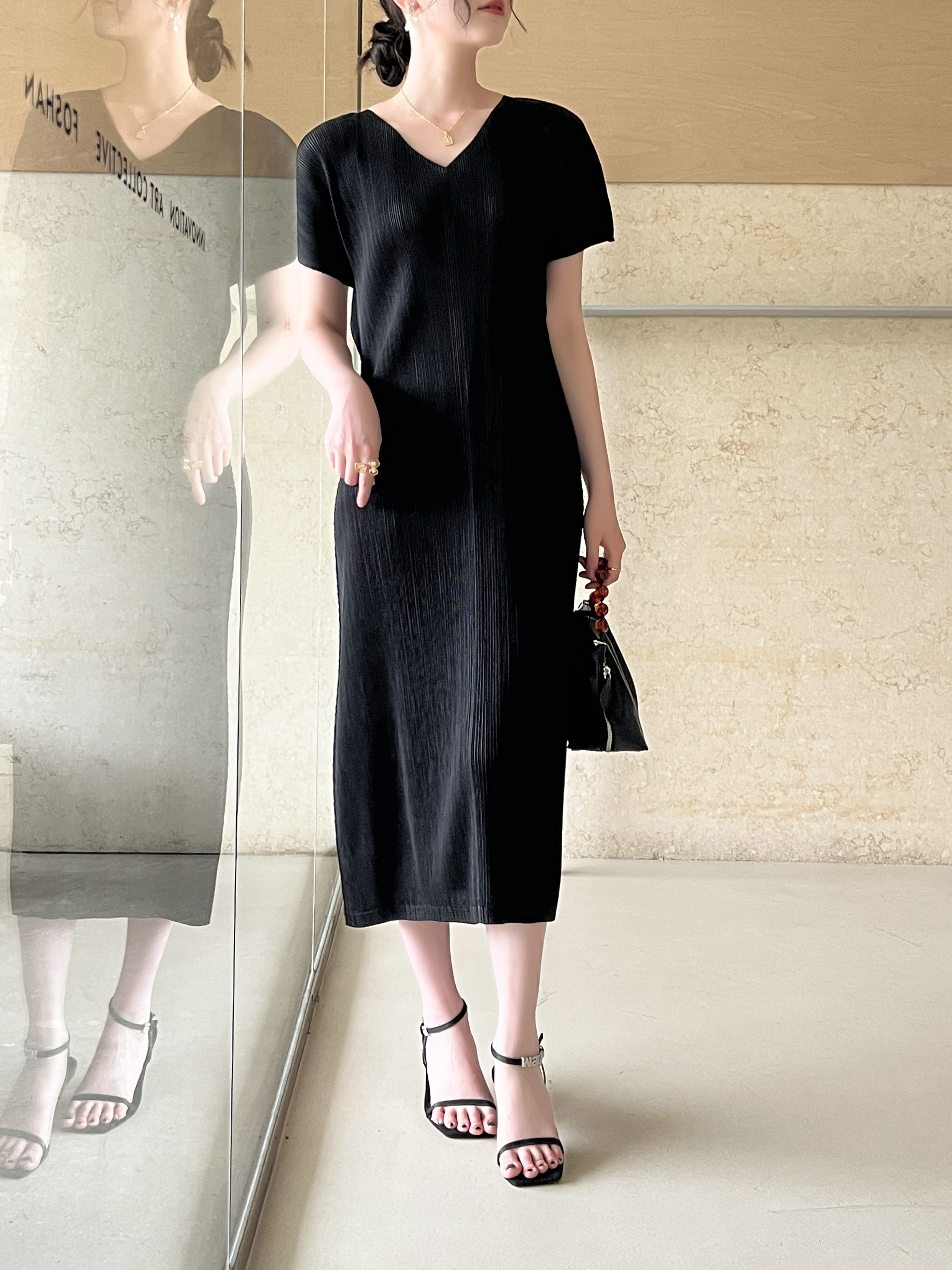 2MUAY รุ่น GJO11251 เดรสอัดพลีท V NECK PLEATED DRESS 2 สี FREE SIZE