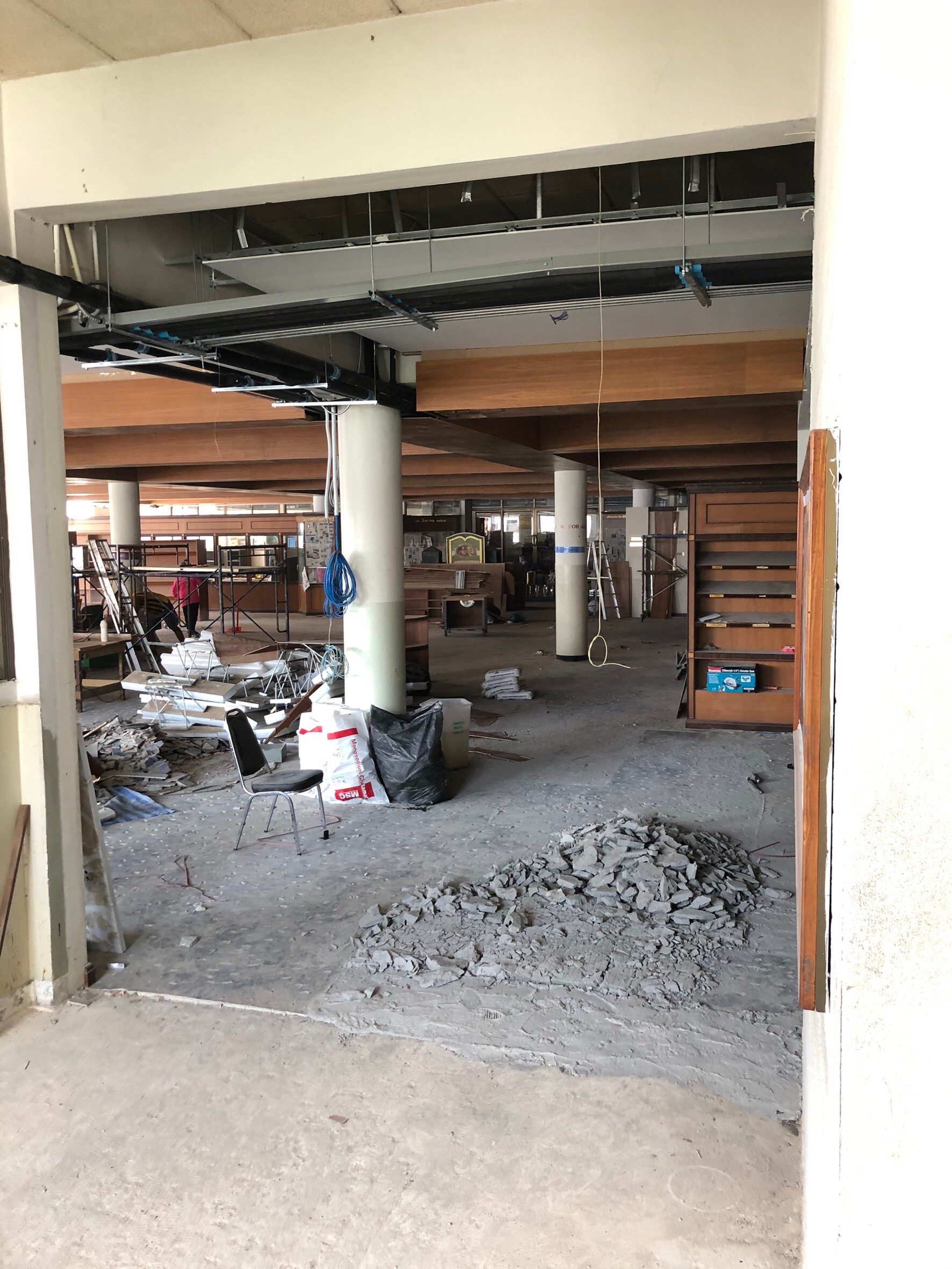 รร.สายปัญญา ปูกระเบื้องพื้น&ติดตั้งกระดานถนอมสายตา