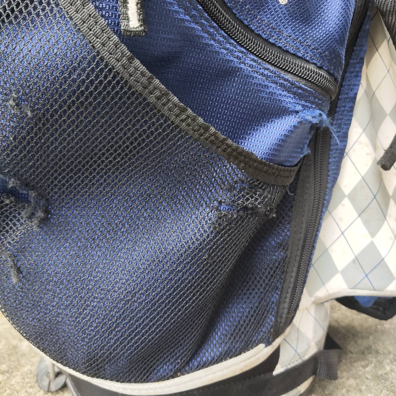 ถุงกอล์ฟขาตั้ง Callaway ของแท้มือสอง มีสายสะพายแบบเป้ *มีตาข่ายขาดเล็กน่้อย*