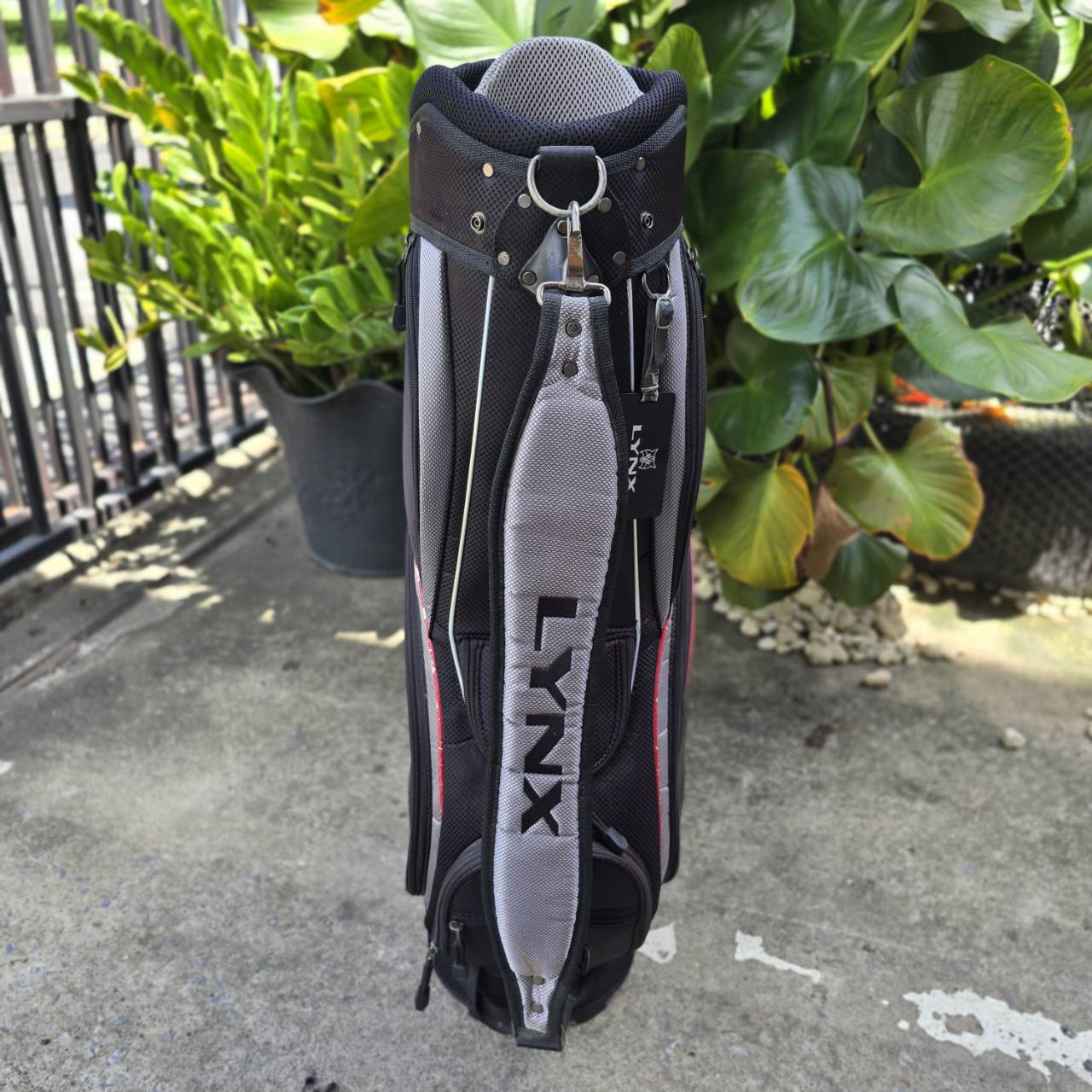 ถุงกอล์ฟ LYNX มือสอง ของแท้ มีรอยแตกบ้าง ตามการเก็บไว้ ใช้งานได้ดี ใส่ไม้ได้เยอะ