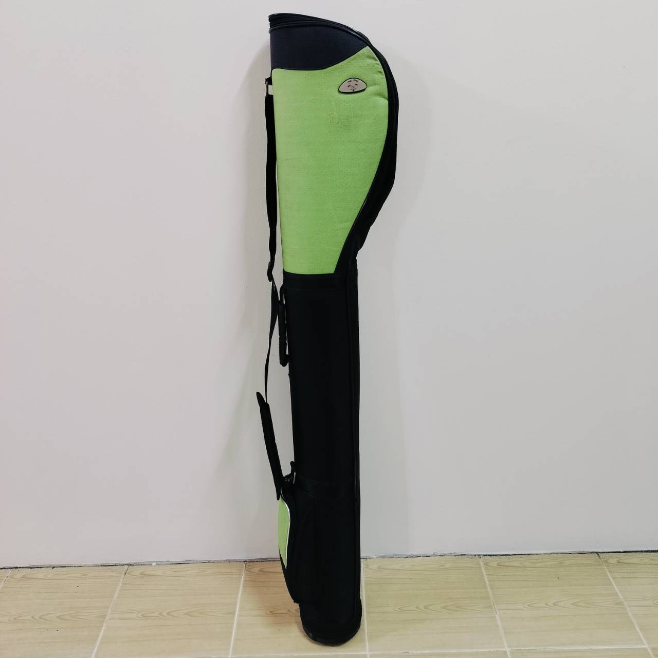 ถุงกอล์ฟ HALFSET สีดำ เขียว ถุงแบบแข็ง สำหรับซ้อมไดร์ฟ หรือเดินทางก็แข็งแรงมาก จัดชุดเหล็กขึ้นเครื่องบิน หรือรถที่นำถุงกอล์ฟไปตีต่างจังหวัด ประหยัดเนื้อที่มากเลยค่ะ