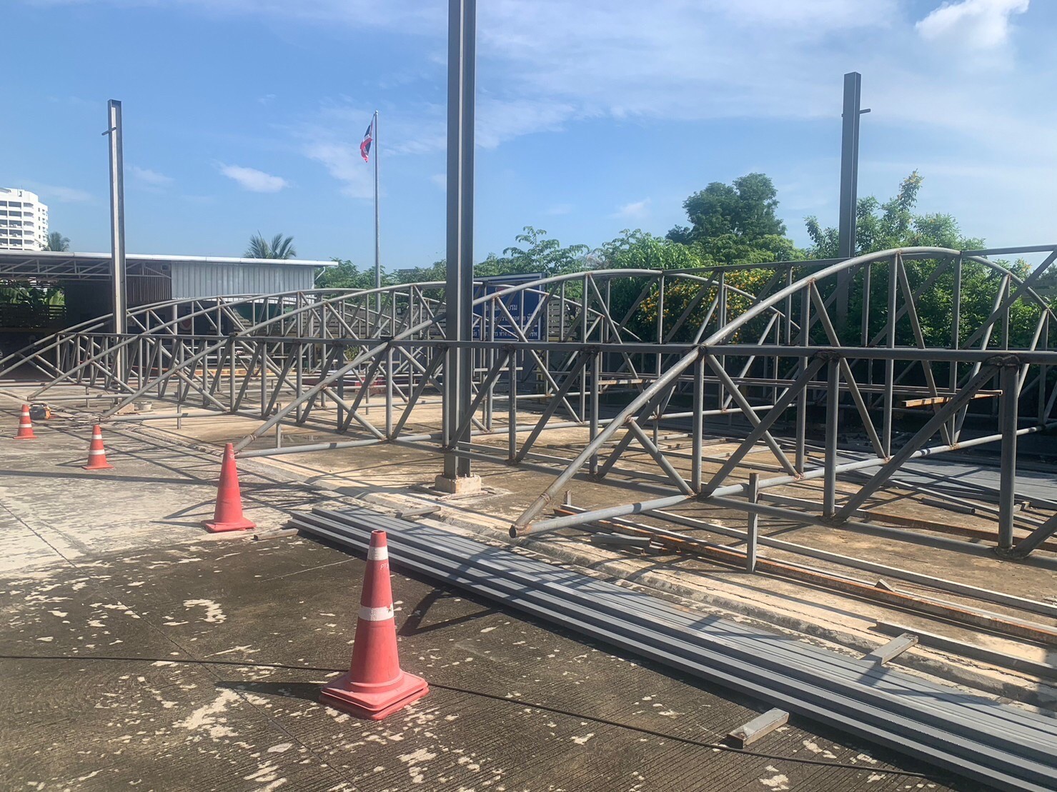 งานสร้างหลังคาโดมและอัฒจันทร์ ที่ศูนย์ฝึกอบรม รปภ.