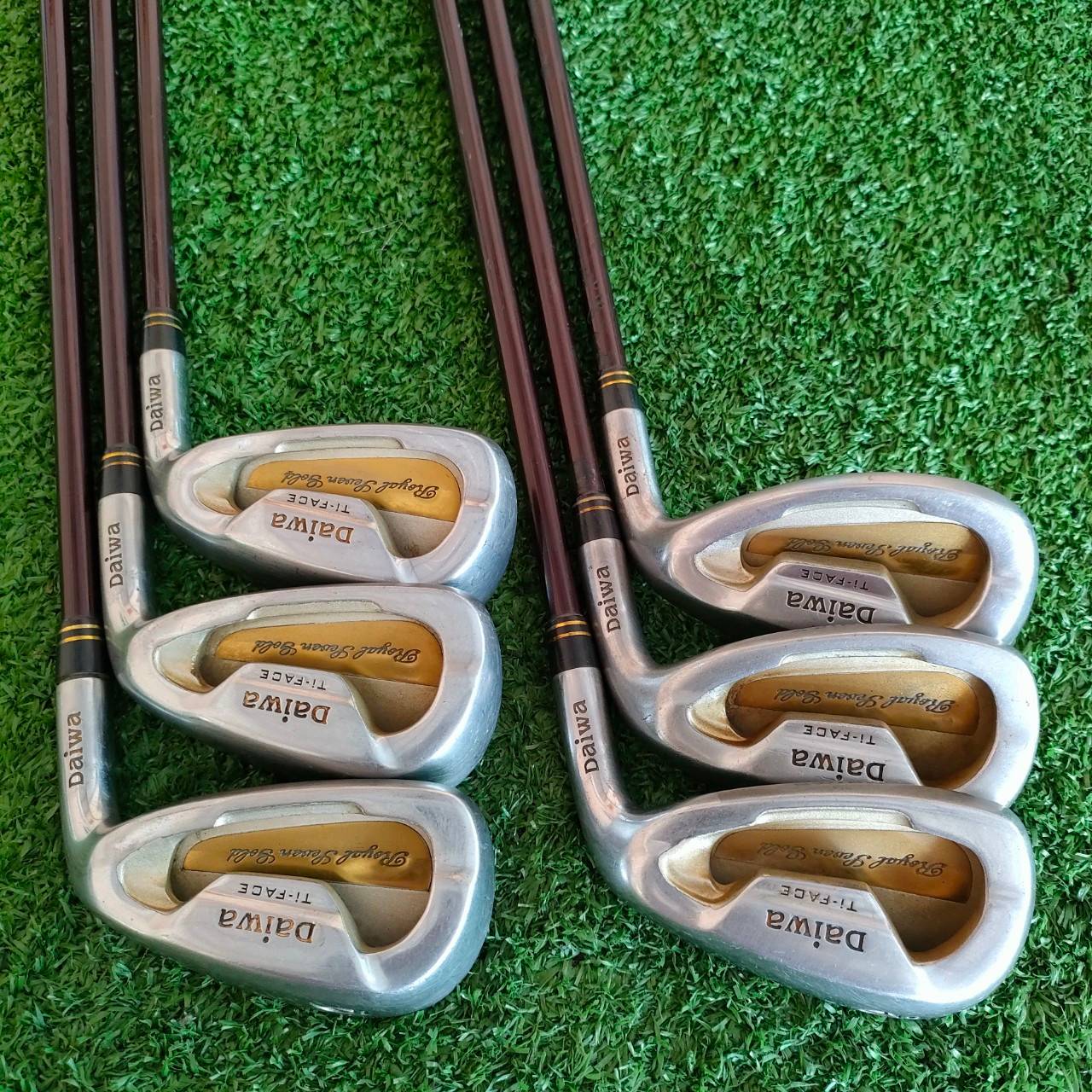 ชุดเหล็ก DAIWA DAIWA ROYAL LEVEN GOLD เป็นชุดพรีเมี่ยมสูงสุดของแบรนด์ DAIWA TI - FACE หน้าไทเทเนี่ยม หน้าเด้งแบบสุดขีด มีเหล็ก 6 - 9 เเละ PA SW ก้าน DAIWA ROYAL LEVEN GOLD FLEX R ไม้กอล์ฟมือสอง ของแท้ BY NakaraLuxurious