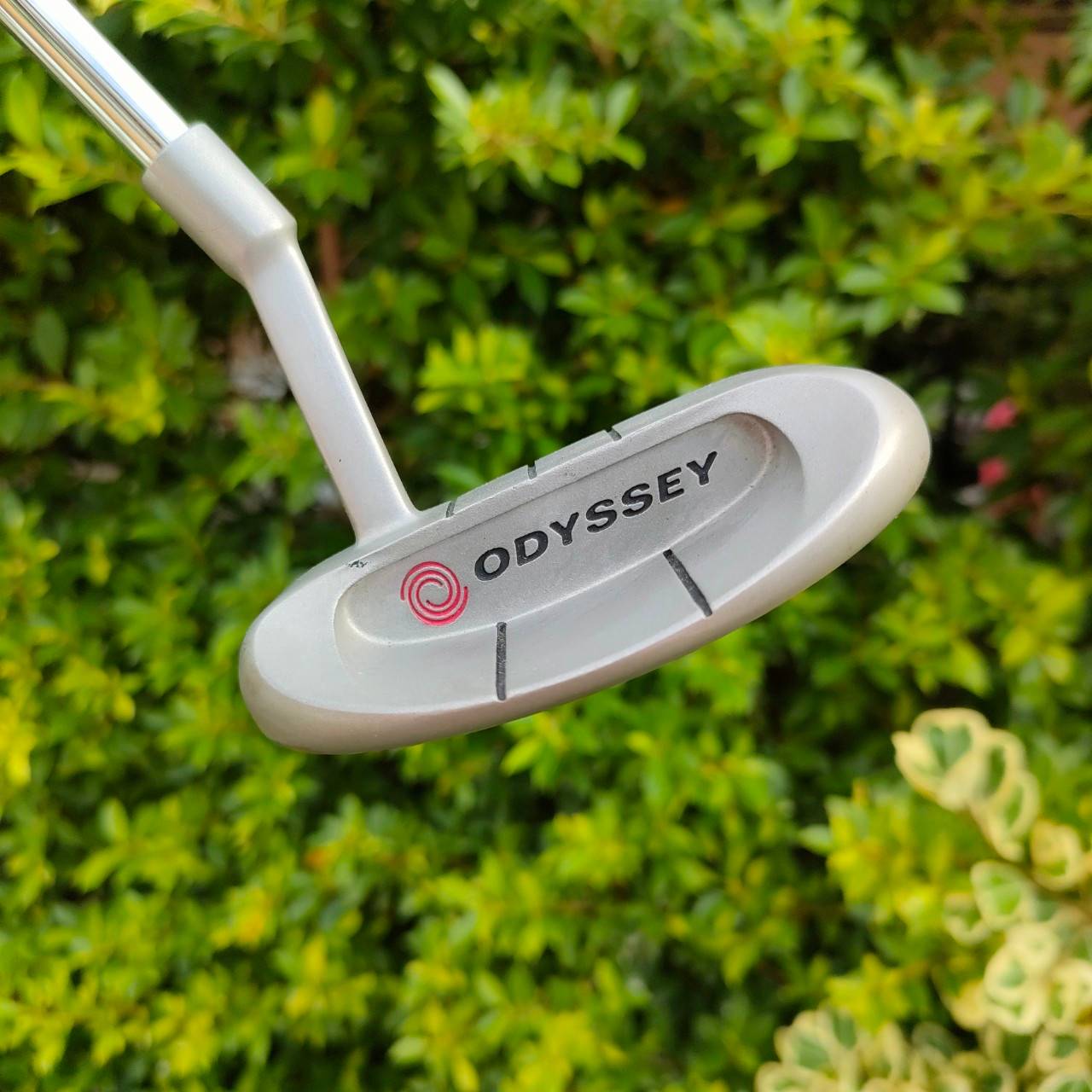 PUTTER ODYSSEY CRIMSON SERIES 550 ความยาว 34 นิ้ว ก้าน ODYSSEY ** กริฟเสื่อมสภาพ ** ** มาพร้อม COVER ตรงรุ่น!!! *** ทรงมอลเล็ต พัตต์ง่าย มีเส้นเล็ง ด้านหลังสองเส้น ดีมาก!! ไม้กอล์ฟมือสอง ของแท้ BY NakaraLuxurious