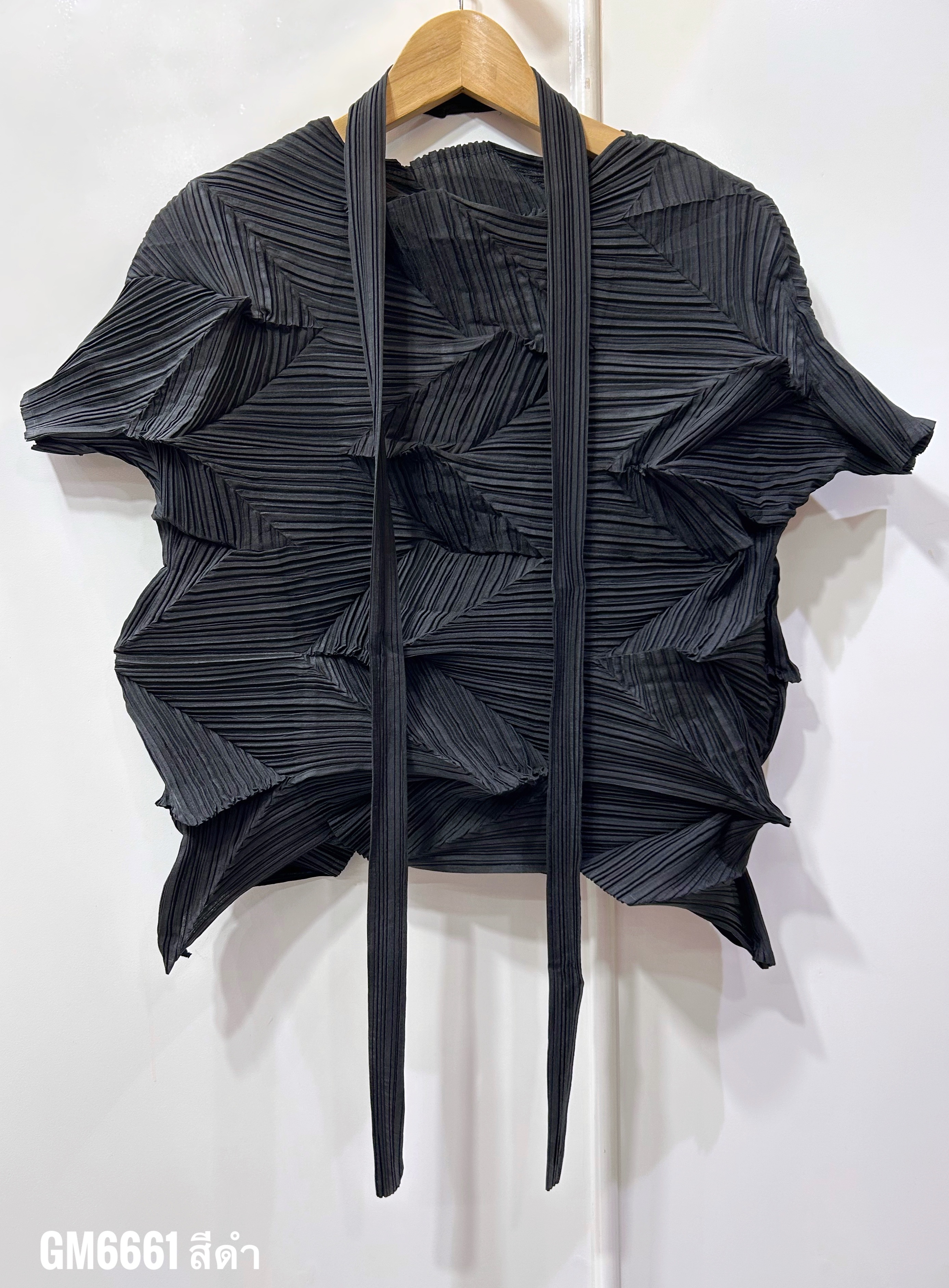 อกถึง 42 นิ้ว 2MUAY รุ่น GM6661 เสื้ออัดพลีท HIGH NECK SHORT SLEEVE ZIG ZAG PLEATED TOP สีดำ FREE SIZE