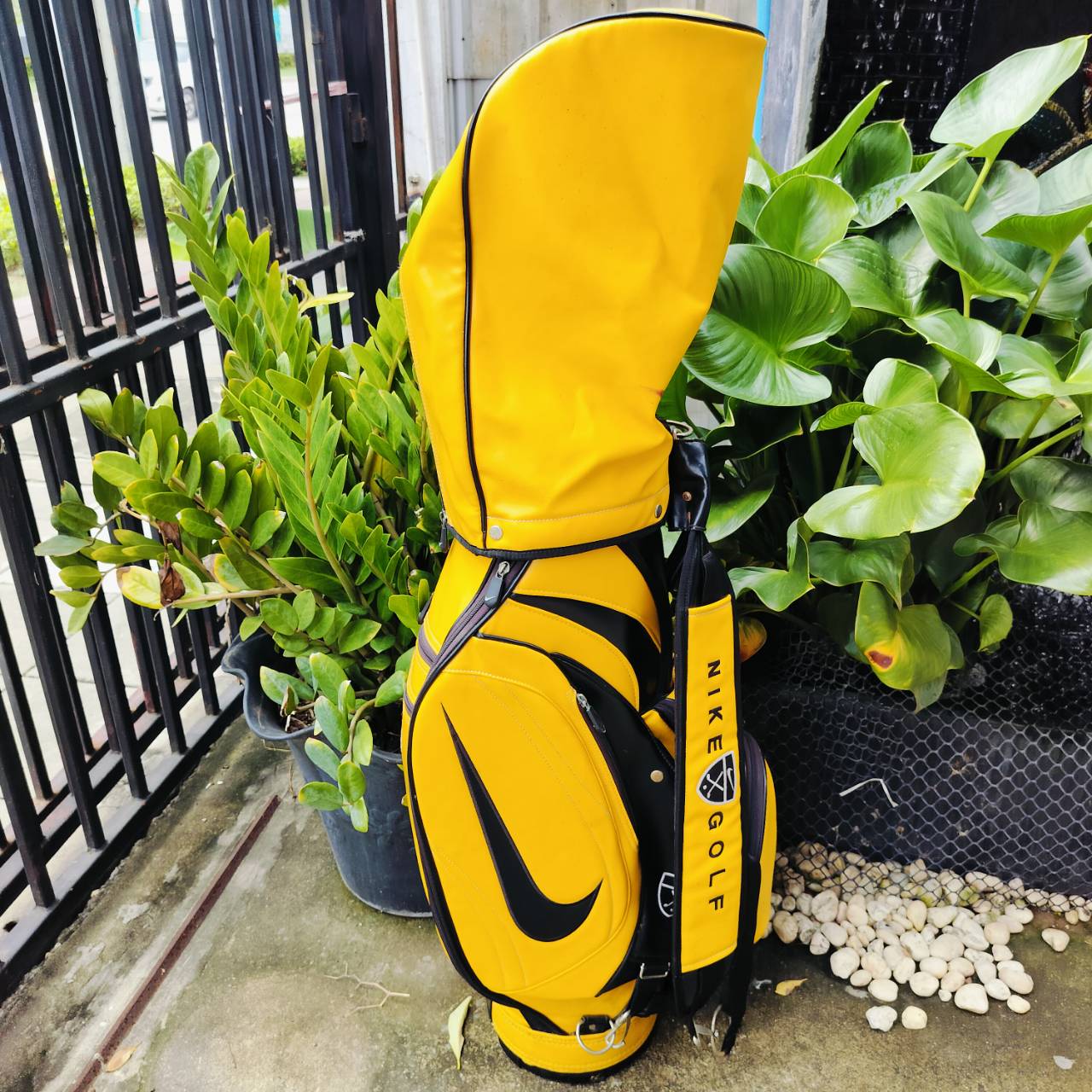 ถุงกอล์ฟ NIKE GOLF มือสอง สีเหลืองสวยมาก ภาพในบุกำมะหยี่