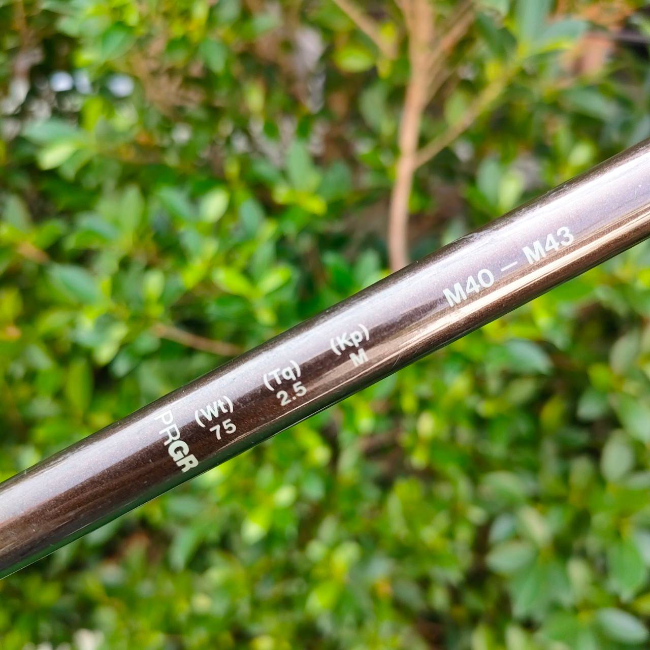 เหล็ก3 PRGR ZOOM ก้าน PRGR ZOOM FLEX R องศา 19 เป็นเหล็กกึ่งไฮบริด เป็นเหล็กยาว ที่ตีง่ายมาก และตีแม่นธงเหมือนเหล็ก ให้สปินได้สูง ระยะไกลๆแบบนี้ ตกหยุดถอยหลังได้เลยครับ