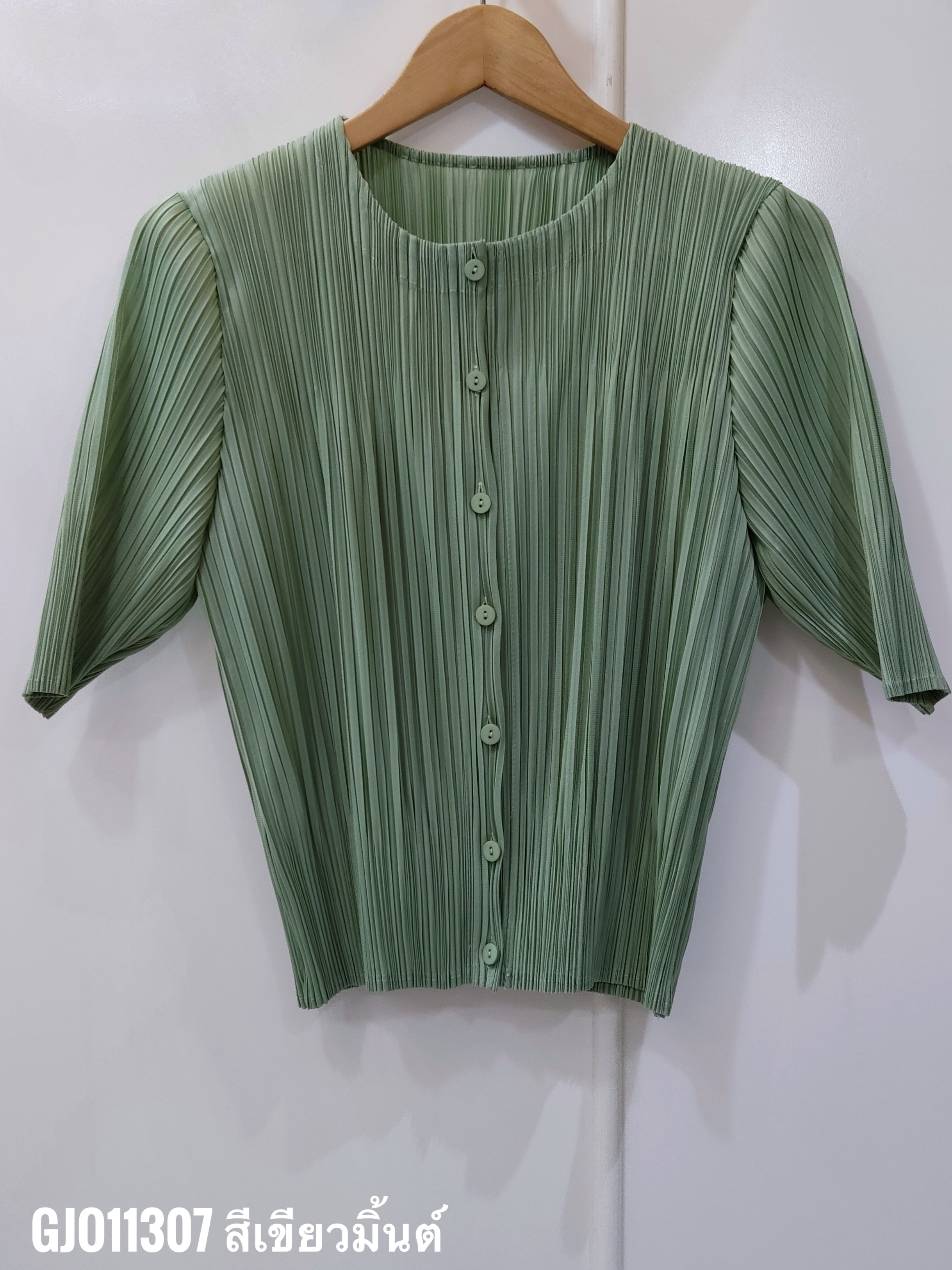2MUAY รุ่น GJO11307 เสื้ออัดพลีท ROUND NECK BUTTON FRONT PLEATED TOP
