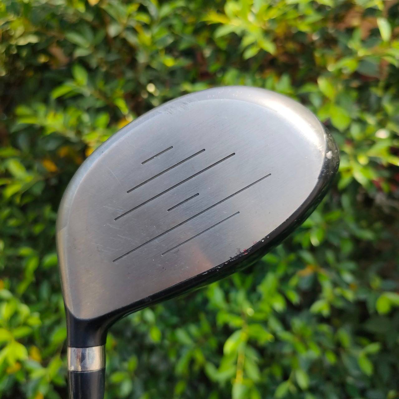 DRIVER BRIDGESTONE SYNERGY องศา 9.5 ก้าน SYNERGY FLEX S หัวใหญ่มาก รูปทรงดีไซน์ให้ตีง่าย และส่งพลังแบบสุดๆเลยครับ MADE IN JAPAN หัวนี้กระดองลอยเยอะหน่อยครับ เกิดจากการเก็บไม่ดี ไม่มีผลต่อการตี ตีดีแบบสุดๆ ราคานี้พลาดไม่ได้!!!