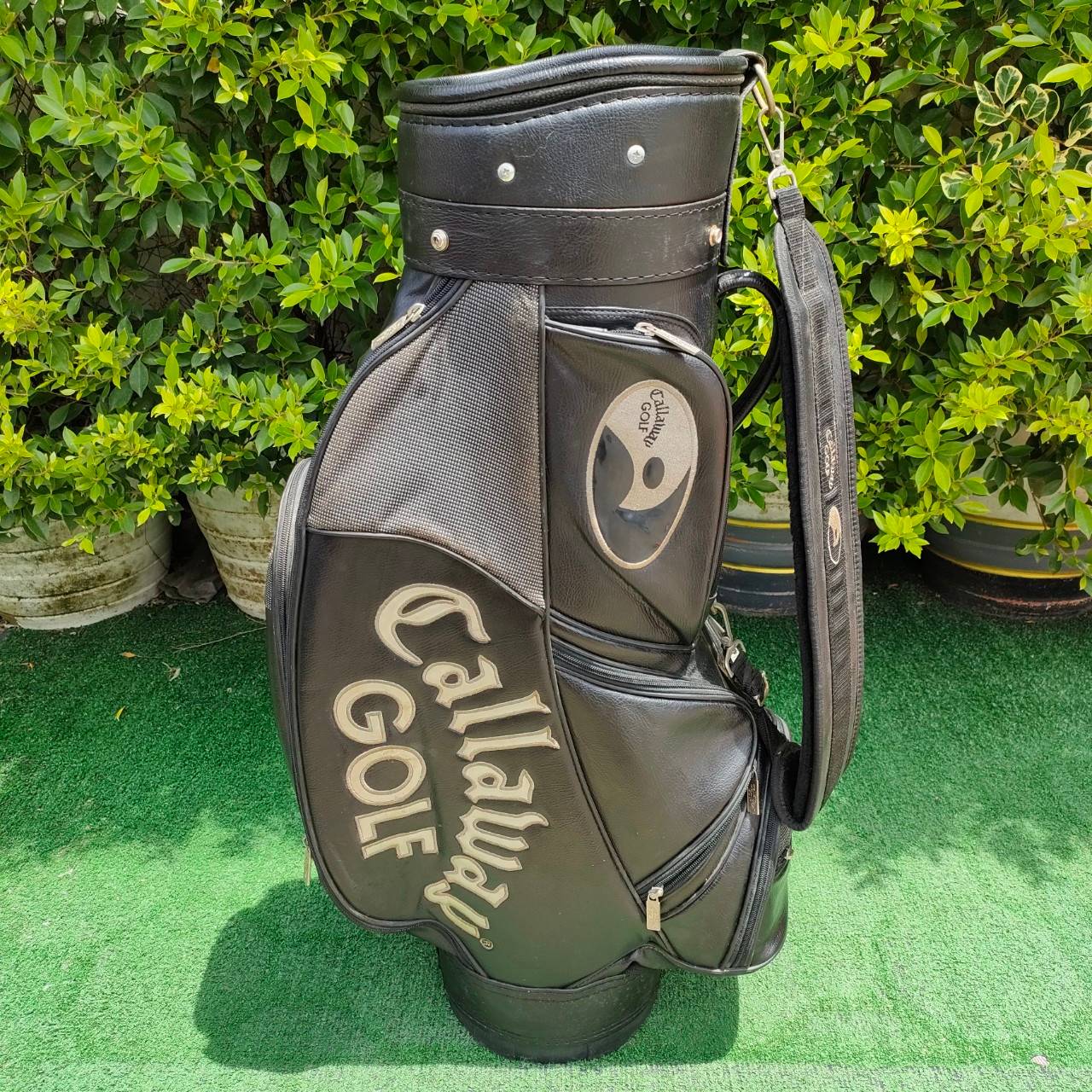 ถุงกอล์ฟ CALLAWAY GOLF มือสอง เป็นรุ่น HAWK EYE ของแท้ สภาพเดิมๆ ** ถุงกอล์ฟมีตำหนิ เเป๊ก คอพเวอร์ หลุด 1ตัว ** สามารถซ่อมได้ ไม้กอล์ฟมือสอง ของแท้ BY NakaraLuxurious
