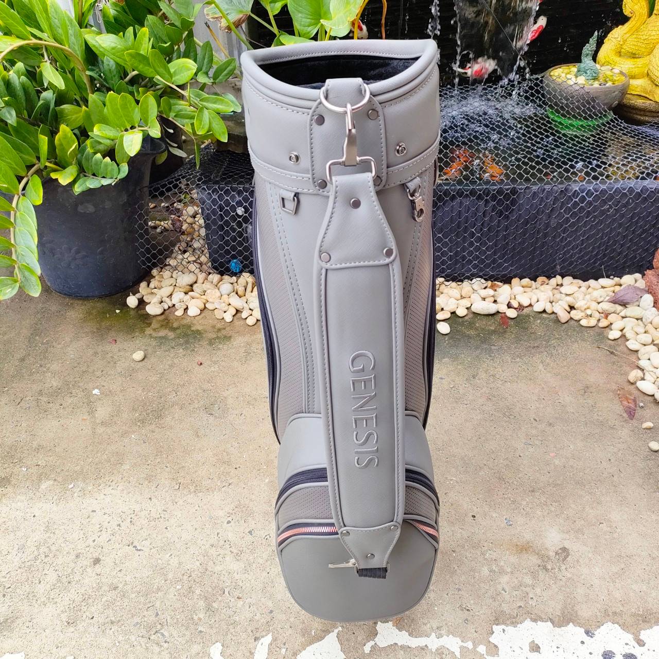 ถุงกอล์ฟ GENESIS มือสอง **COVER มีลอยขาด** ถุงกอล์ฟสภาพดีมากเดิมๆ ภายในบุกำมะหยี่อย่างดี ไม้กอล์ฟพรีเมี่ยมมือสอง ของแท้ By NakaraLuxurious