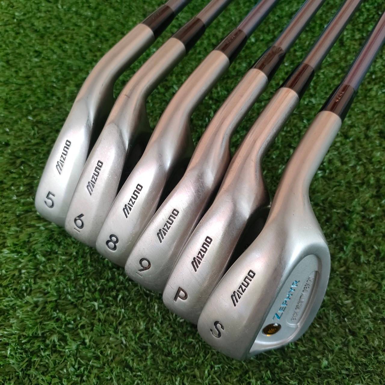 **ไม้กอล์ฟสำหรับผู้หญิง** ชุดเหล็ก MIZUNO ZEPHYR มีเหล็ก 5 - 9 เเละ PW SW ** ขาดเหล็ก 7 ** ก้าน TF-2560 FLEX L เป็นรุ่นพรีเมี่ยมสุดในซีรี่!! ไม้กอล์ฟมือสอง ของแท้ BY NakaraLuxurious