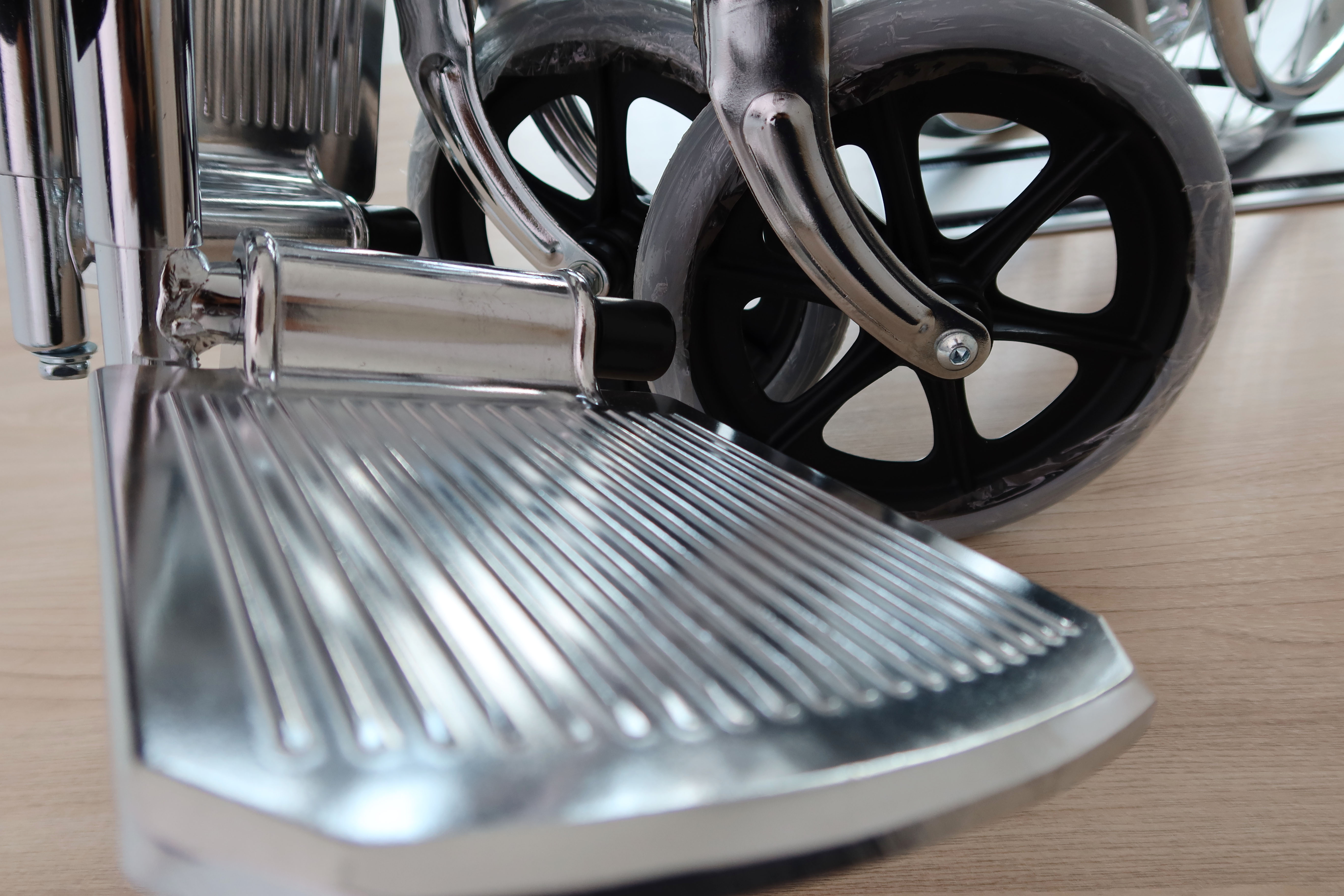 รถเข็นผู้ป่วย วีลแชร์ พับได้ เบาะนั้งสบาย รถเข็นผู้สูงอายุรถเข็นคนชรา รถเข็นผู้พิการ Wheelchair เหล็กชุบโครเมียมอย่างดี