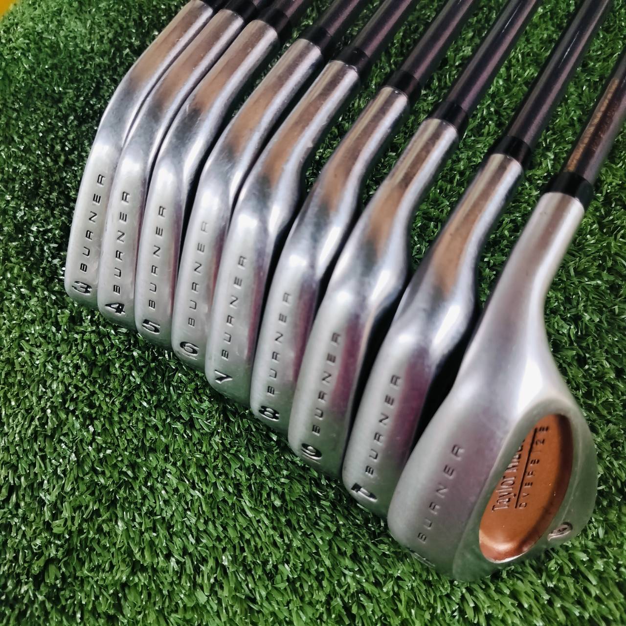 ชุดเหล็ก Taylormade TOUR BURNER มีเหล็ก 3 - 9 PW SW ครบเซ็ต สภาพสวยเดิม ก้านรุ่นนี้สุดพิเศษ เป็นก้านแบบ BUBBLE สวยเดิมทั้งชุด ก้านนี้หายากมาก ไม้กอล์ฟพรีเมี่ยมมือสอง ของแท้ By NakaraLuxurious
