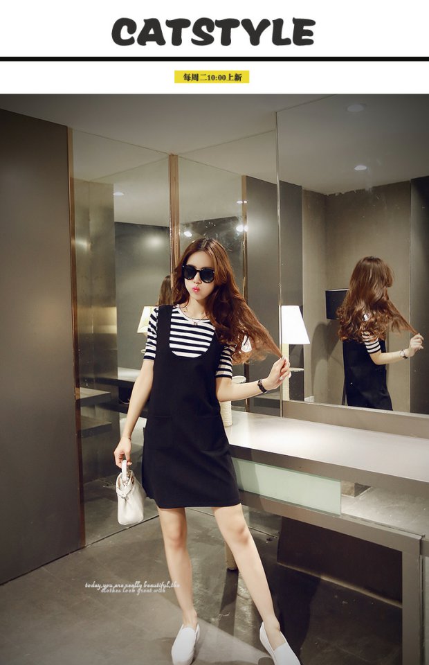 ชุดเอี๊ยมกระโปรง มาพร้อมเสื้อยืดลายริ้ว ผ้าเนื้อดี สีดำ เหมือนแบบ