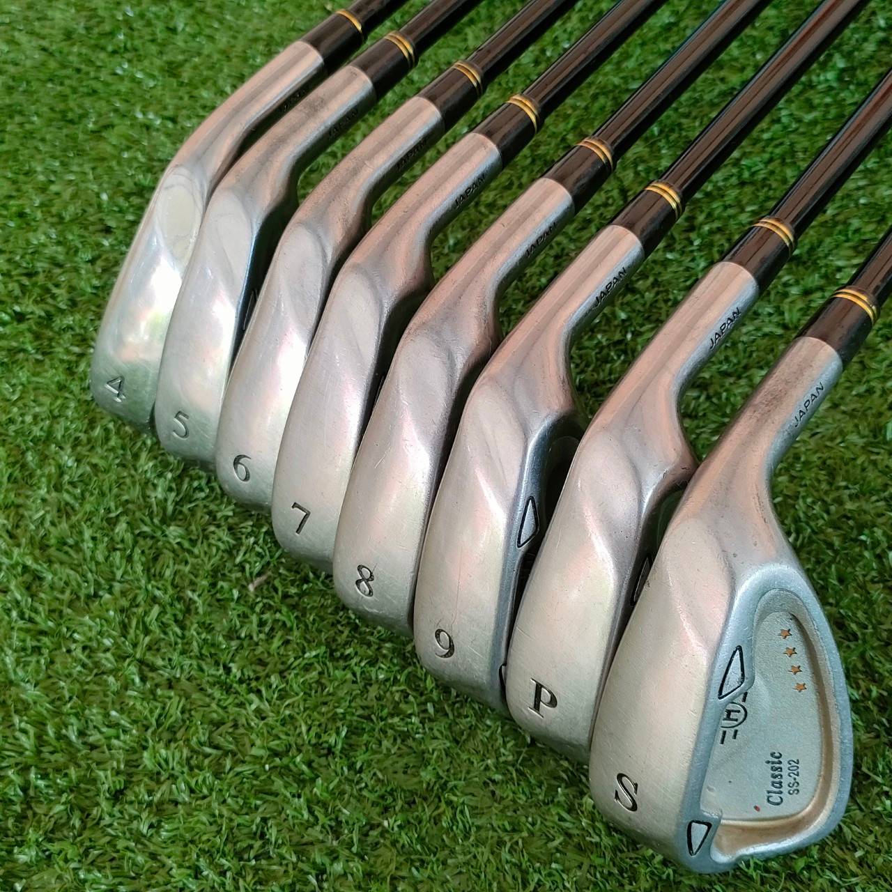 ชุดเหล็ก CLASSIC SS-202 H 4 ดาว มีเหล็ก 4-9 เเละ PW SW ก้าน NEW SUPER POWER SHAFT FLEX R เหล็ก CAVITY ลึก ตีง่ายตีสบาย ก้านกราไฟต์ 4 ดาว เบาและนุ่มเป็นเหล็กที่ตีสบาย!!! ไม้กอล์ฟมือสอง ของแท้ BY NakaraLuxurious