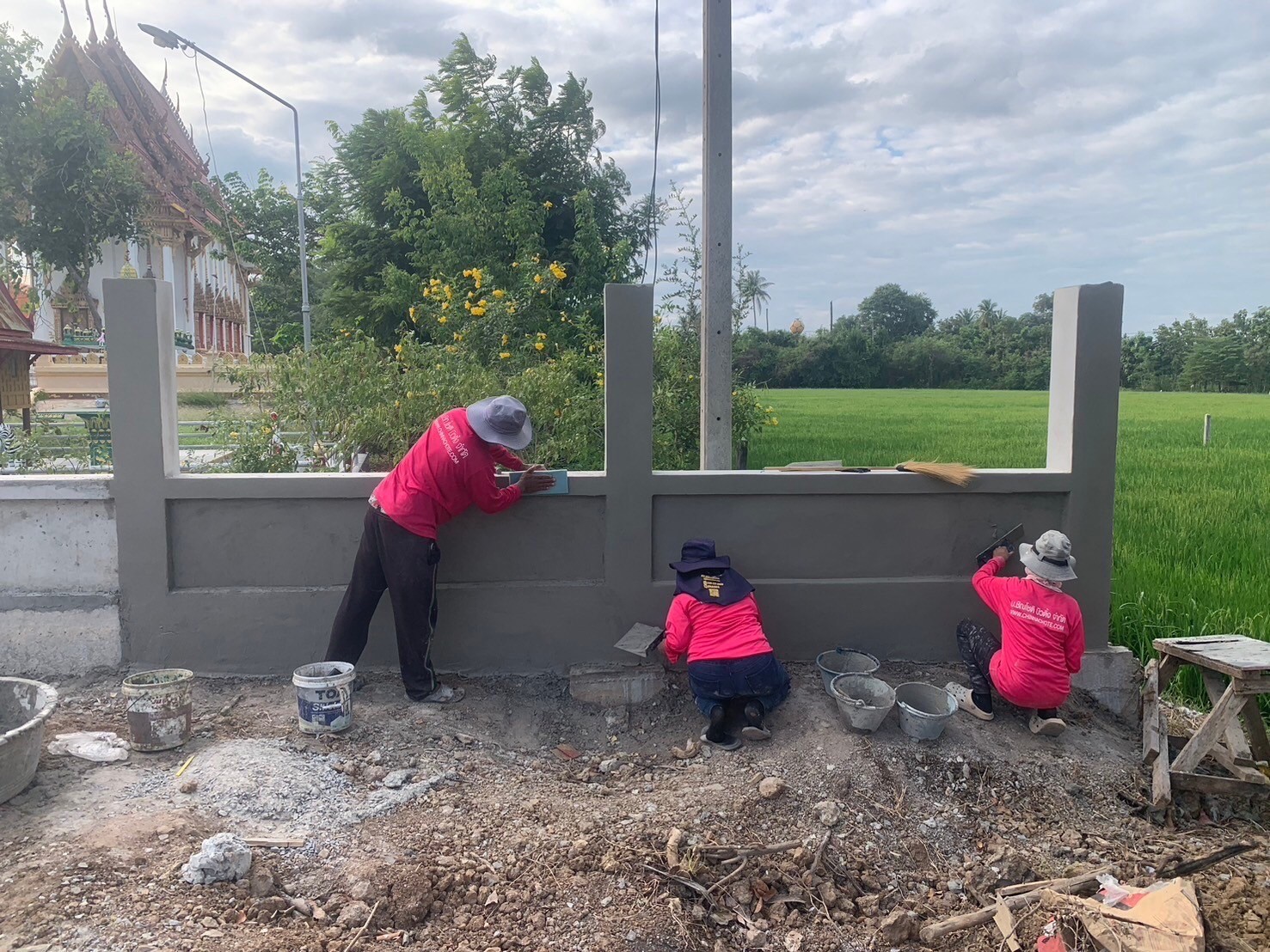 สร้างกำแพงวัดดงกะเชา จ.สุพรรณบุรี