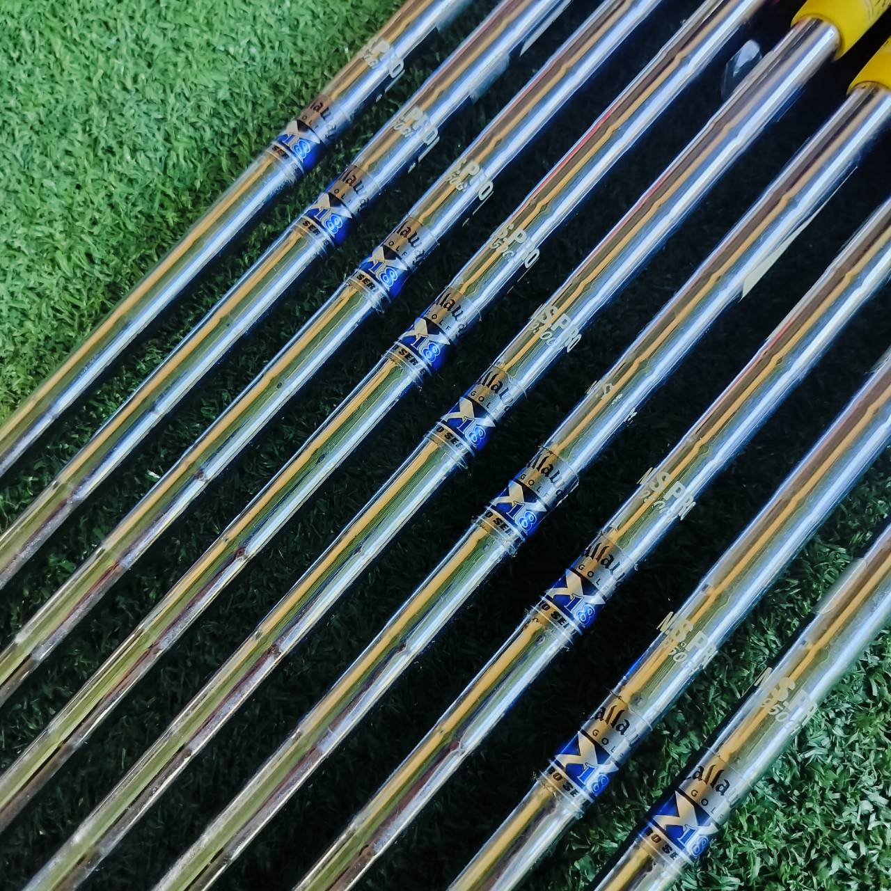 ชุดเหล็ก Callaway X-18 PRO SERIES สภาพสวยเดิม ก้านผ่านแฉกสวยจัด สติ๊กเกอร์อยู่ครบ ทุกเหล็กเลยค่ะ ก้าน NSPRO 950 FLEX S ก้านเบา 95 กรัม ตีแบบสบายๆ แต่แม่นยำมาก เร่งสปีดได้ดีกว่า ไม้กอล์ฟพรีเมี่ยมมือสอง ของแท้ By NakaraLuxurious