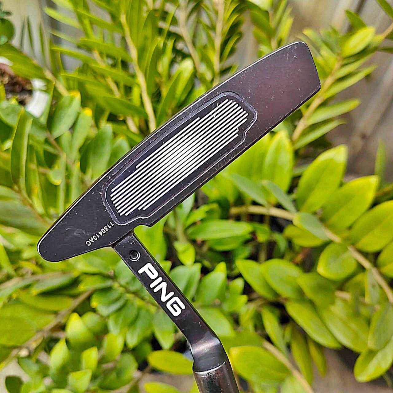 PUTTER PING ANSER 2 CADENCE TR ความยาว 34 นิ้ว ทำจากวัสดุ Aluminum Insert สีน้ำเงินด้านหน้าสีฟ้า เหมาะสำหรับนักกอล์ฟที่มีจังหวะการพัตต์ที่ปานกลางถึงเร็ว ไม้กอล์ฟพรีเมี่ยมมือสอง ของแท้ By NakaraLuxurious