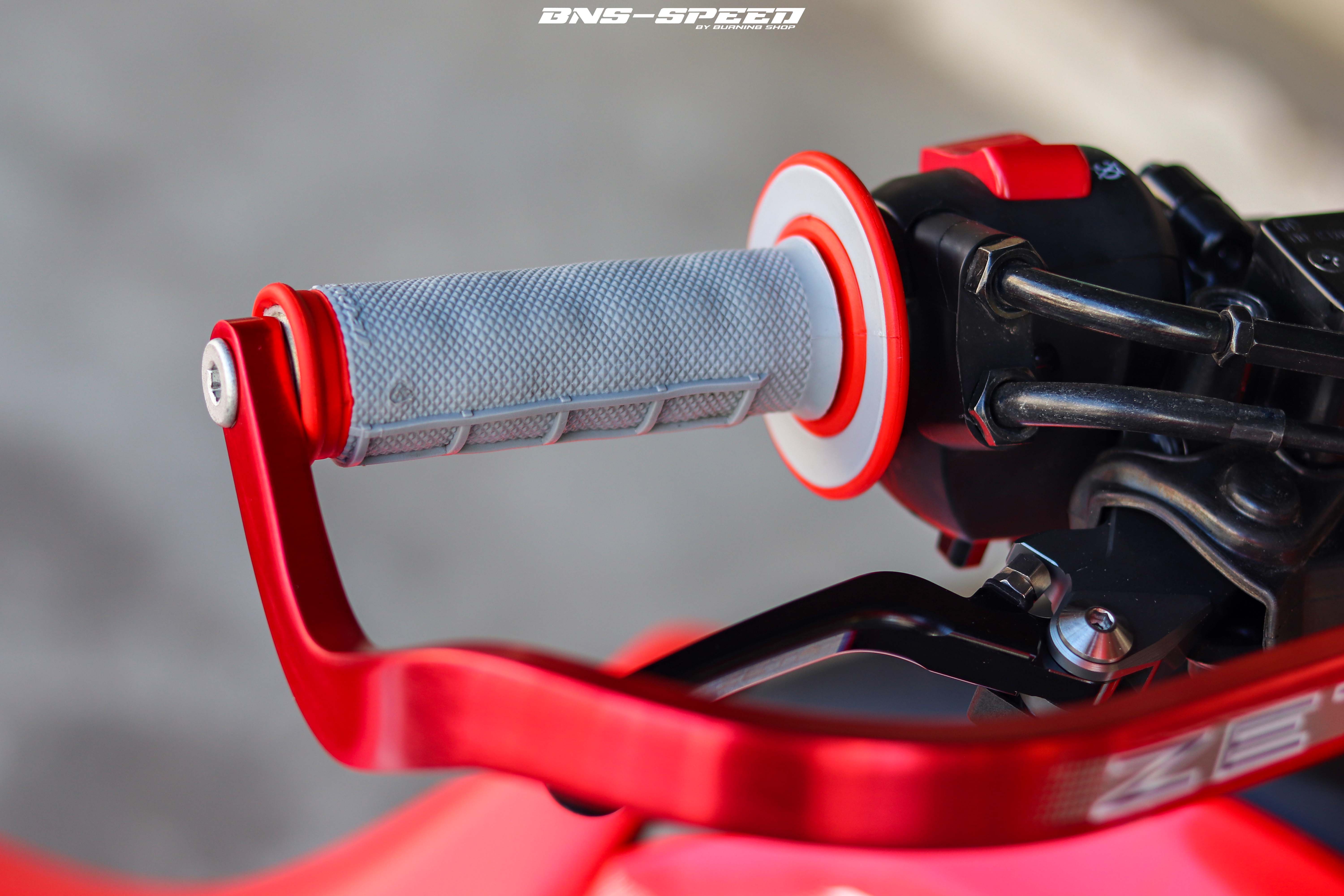ปลอกแฮนด์ Renthal MX Dual Compound Grips 1/2 Waffle GREY/RED