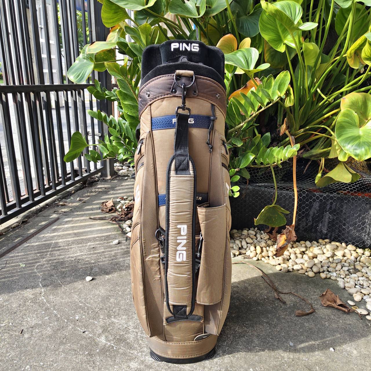 ถุงกอล์ฟ PING ของแท้ มือสอง ** สภาพไม่ค่อยสวย ** ตามรูป แต่ใช้งาานได้เป็นปกติทั้งหมด