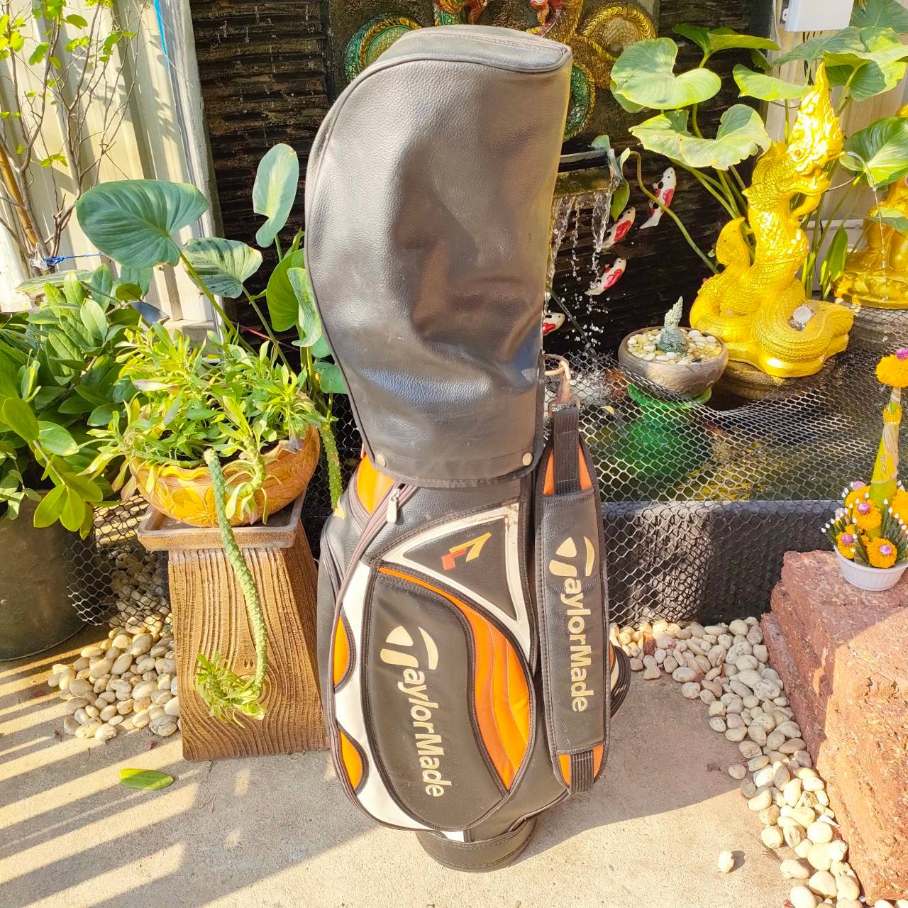 ถุงกอล์ฟ TAYLORMADE มือสอง ** COVER มีรอยขาด ** นอกนั้นสภาพเดิมๆ ถุง TOUR ใบใหญ่ ใช้ดี ใส่อุปกรณ์ได้ครบครัน ไม้กอล์ฟพรีเมี่ยมมือสอง By NakaraLuxurious