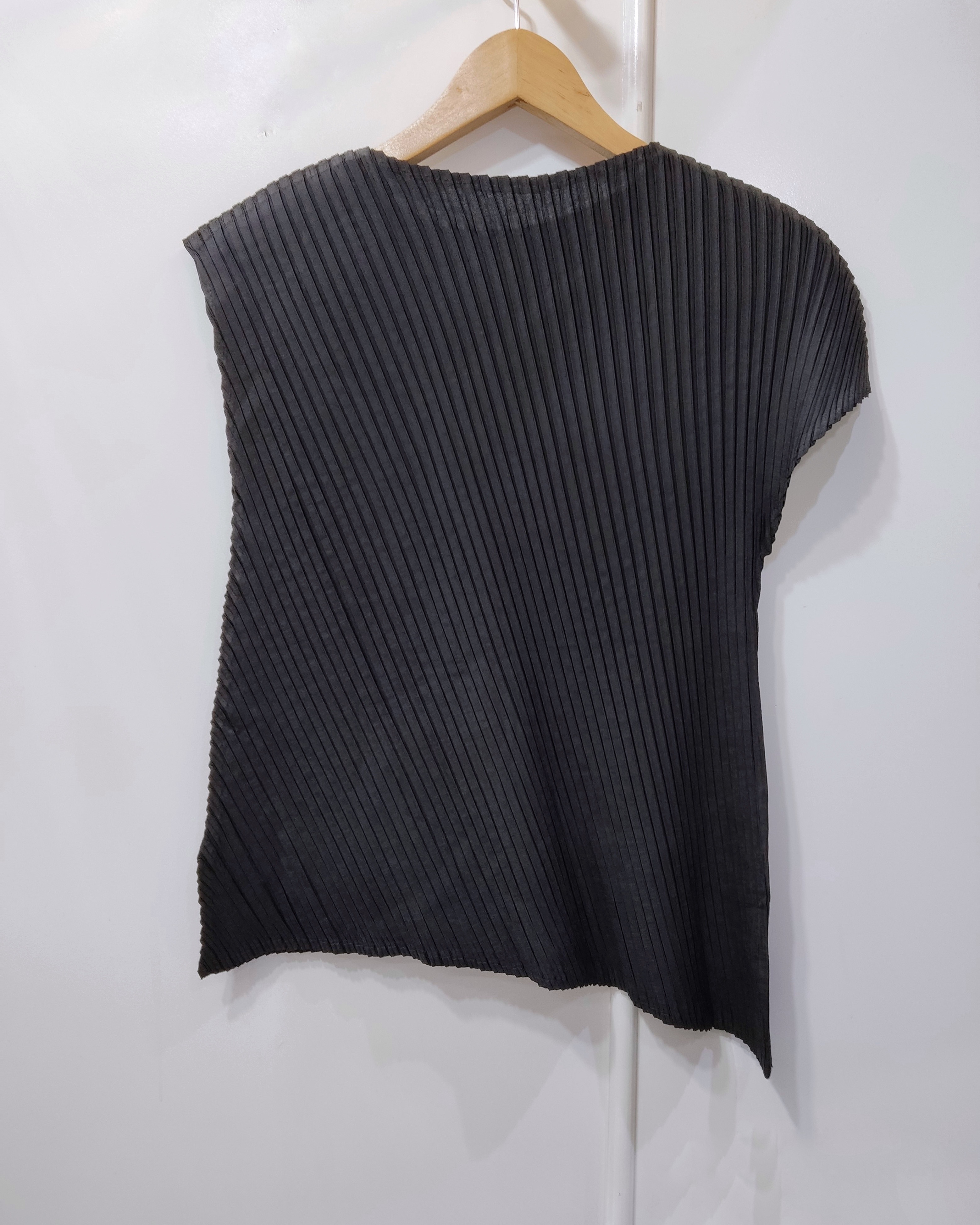 2MUAY รุ่น CX0492T เสื้ออัดพลีท ROUND NECK DIAGONAL PLEATED TOP สีดำ FREE SIZE