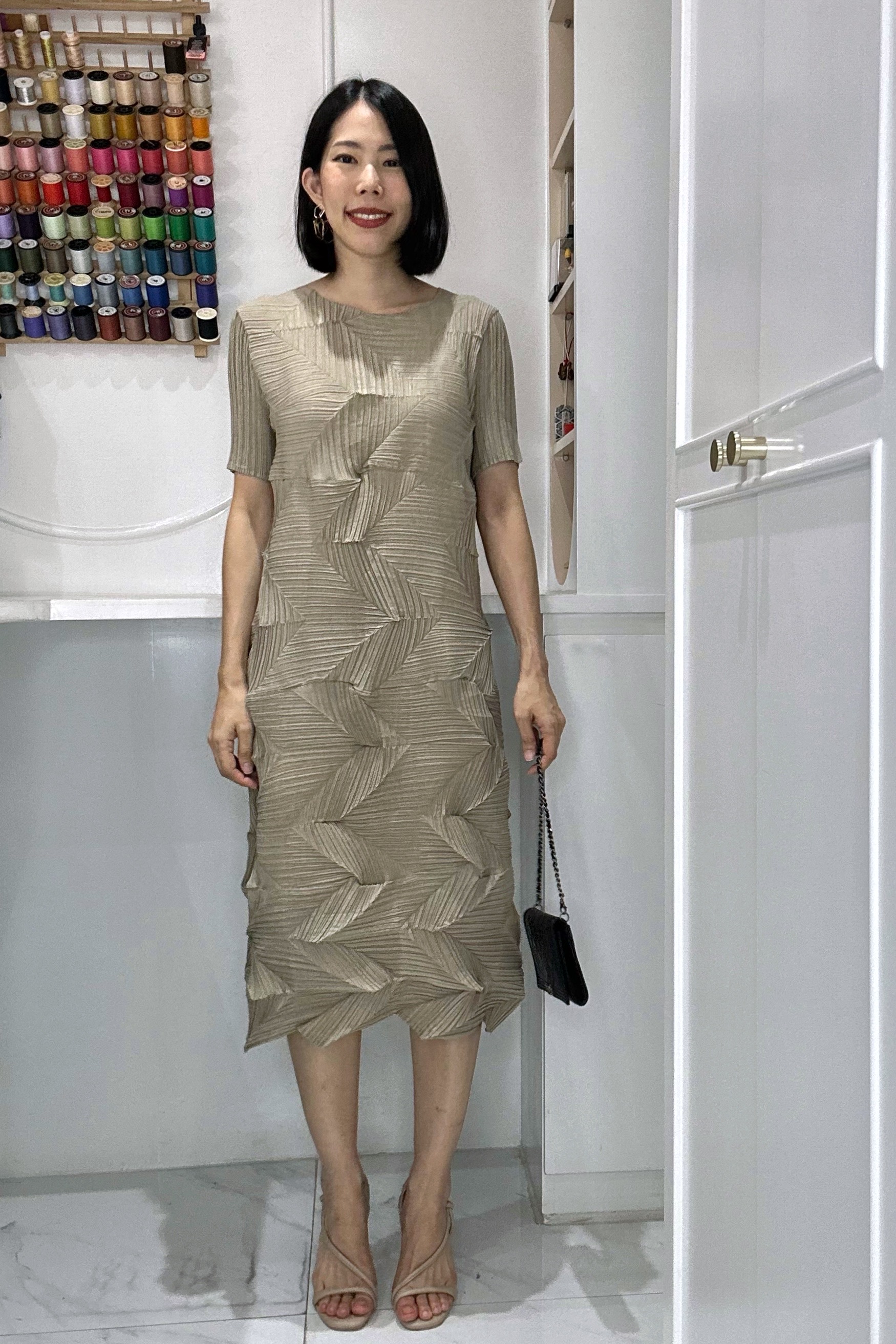 อกถึง 40นิ้ว 2MUAY GJO5633 เดรสพลีทคุณภาพ SHORT SLEEVE ZIGZAG PLEAT DRESS 4สี FREE SIZE