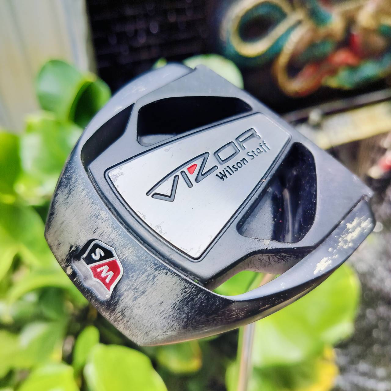 PUTTER WILSON STAFF VIZOR ความยาว 34 นิ้ว ในซีรี่ STAFF เป็นซีรี่ย์ที่ WILSON ผลิตออกมา ได้มาตรฐานระดับ TOUR ใช้แข่งได้ รูปทรงสี่เหลี่ยมเพื่อให้ชดเชยสูงสุด ไม้กอล์ฟพรีเมี่ยมมือสอง ของแท้ By NakaraLuxurious