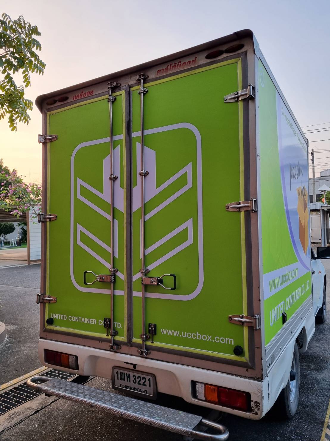 งานติดสติ๊กเกอร์รถกระบะตู้ทึบ