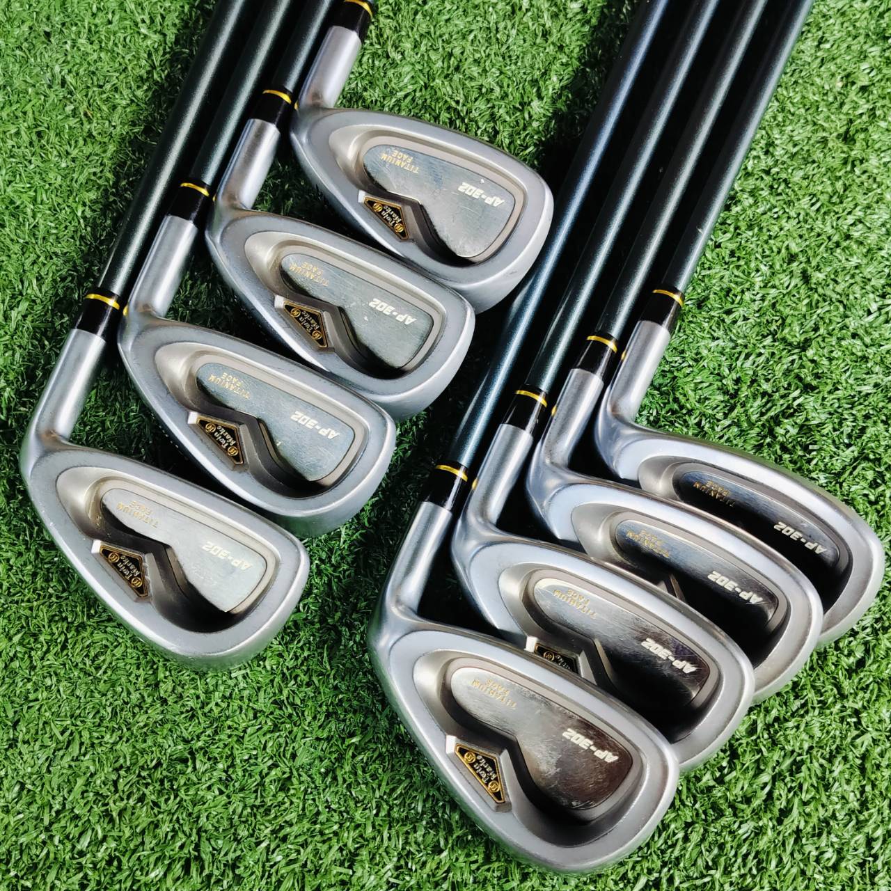 ชุดเหล็ก HONMA TWIN MARKS AP-302 หน้าเด้ง Titanium Face มีแผ่นหน้าเด้งไทเทเนี่ยมชัดๆ ที่หน้าใบเหล็ก ตระกูล Twin mark เป็นตระกูล TOP ที่สุดของ HIRO HONMA ผลิตจากวัสดุพรีเมี่ยมและ เป็นชุด Hi - END จาก JAPAN SAKATA ไม้กอล์ฟพรีเมี่ยมญี่ปุ่นมือสอง ของแท้ By Na