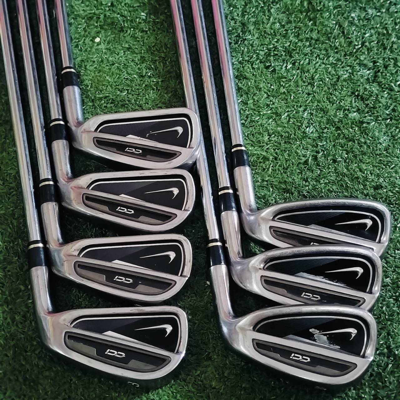 ** ขาดเหล็ก 6 ** ชุดเหล็ก NIKE CCI ตัวตีง่าย มีเหล็ก 3 4 5 7 8 9 เเละ PW ก้าน DYNAMIC GOLD R300 สภาพเดืมๆ เป็นชุดเหล็กตัวท๊อป ไม้กอล์ฟพรีเมี่ยมมือสอง ของแท้ By NakaraLuxurious
