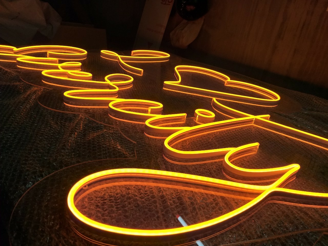 ป้ายไฟนีออน LED อะคริลิคใสรองหลัง