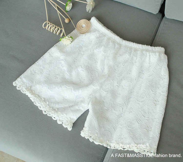 กางเกงขาสั้น ลายฉลุดอกไม้ ตามแบบ สีขาว