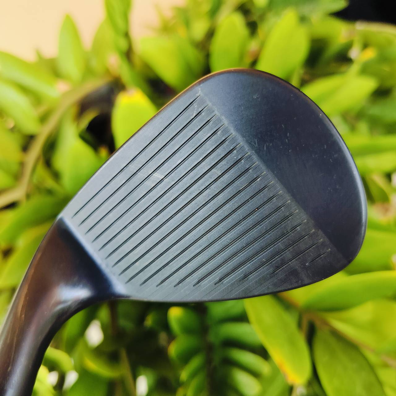 WEDGE TITLEIST VOKEY DESIGN SM9 Jet Black องศา 52 BOUNCE 8 F Grind ฐานด้านล่างเต็ม เหมาะกับการตีแบบเต็มวง และการเล่นลูกสั้นแบบหน้าไม้สแควร์ นักกอล์ฟในพีจีเอทัวร์เลือกใช้มากที่สุด ไม้กอล์ฟพรีเมี่ยมมือสอง ของแท้ By NakaraLuxurious