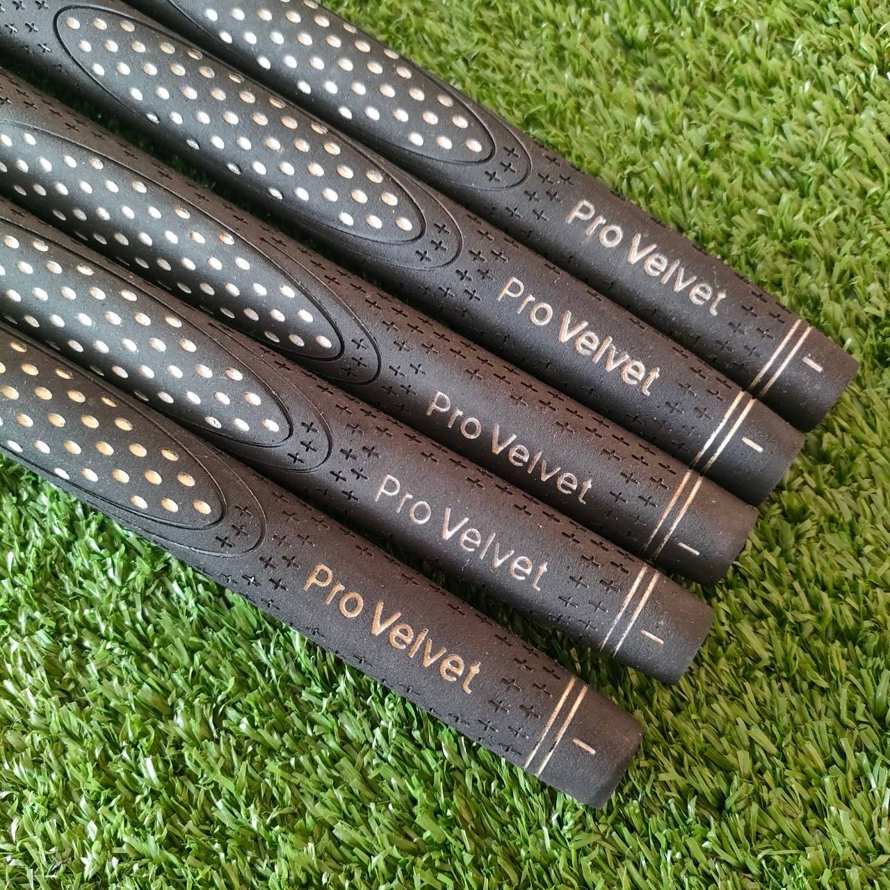 GRIP PUTTER PRO VELVET ของใหม่!! เหนียว นุ่ม หนึบ ออกแบบลวดลายให้เข้ากับ วงสวิง ไม่หลุดมือ!! มือหนึ่ง ของแท้ BY NakaraLuxurious