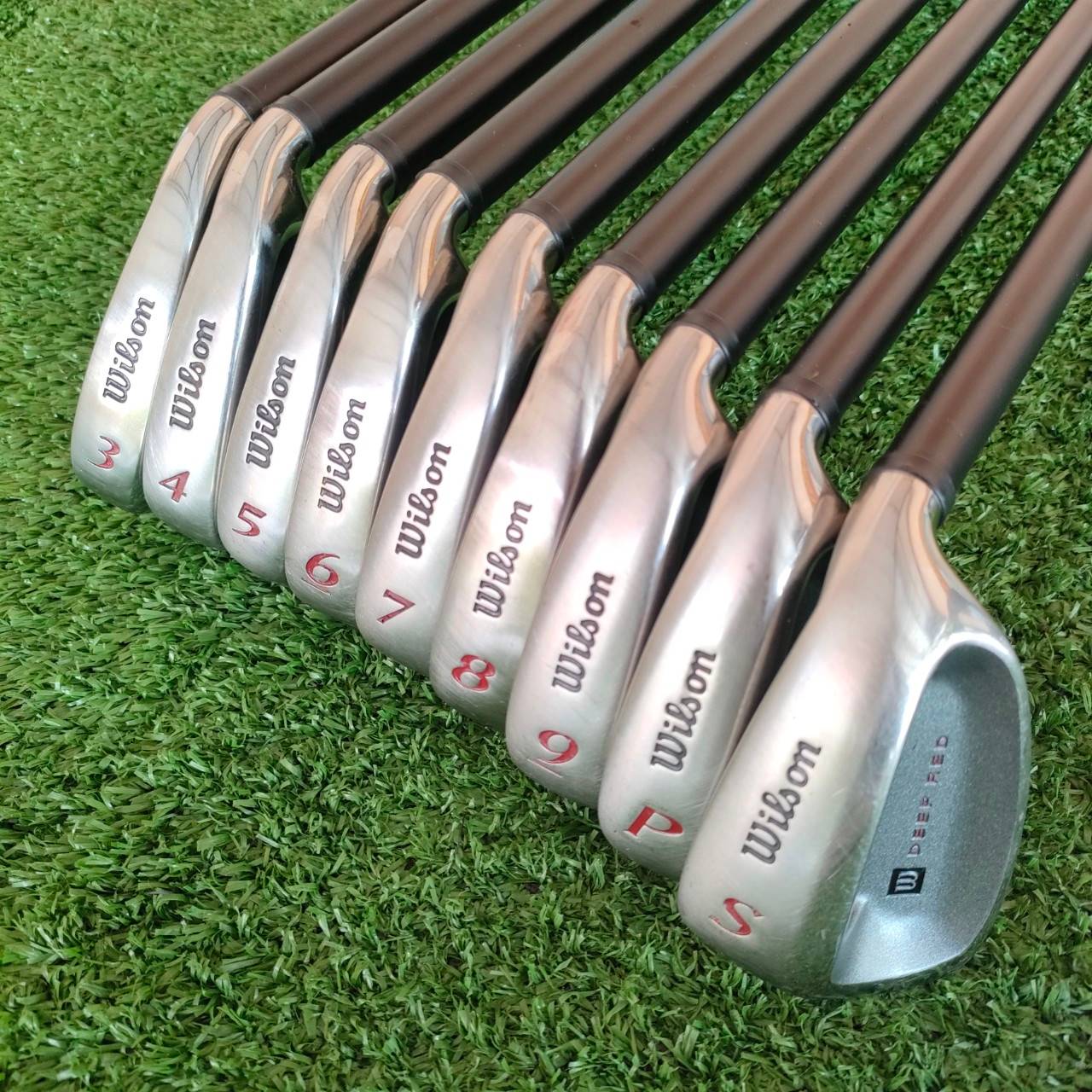ชุดเหล็ก WILSON DEEP RED มีเหล็ก 3-9 เเละ PW SW ก้าน FATSHAFT TRI-PLY FLEX R ก้านชุดนี้จะเป็นก้านอ้วน ตีได้อย่างมั่นคงแบบมากๆๆ ลดอาการสบัดของก้านได้ดีมาก!! สภาพสวย 98% ไม้กอล์ฟมือสอง ของแท้ BY NakaraLuxurious