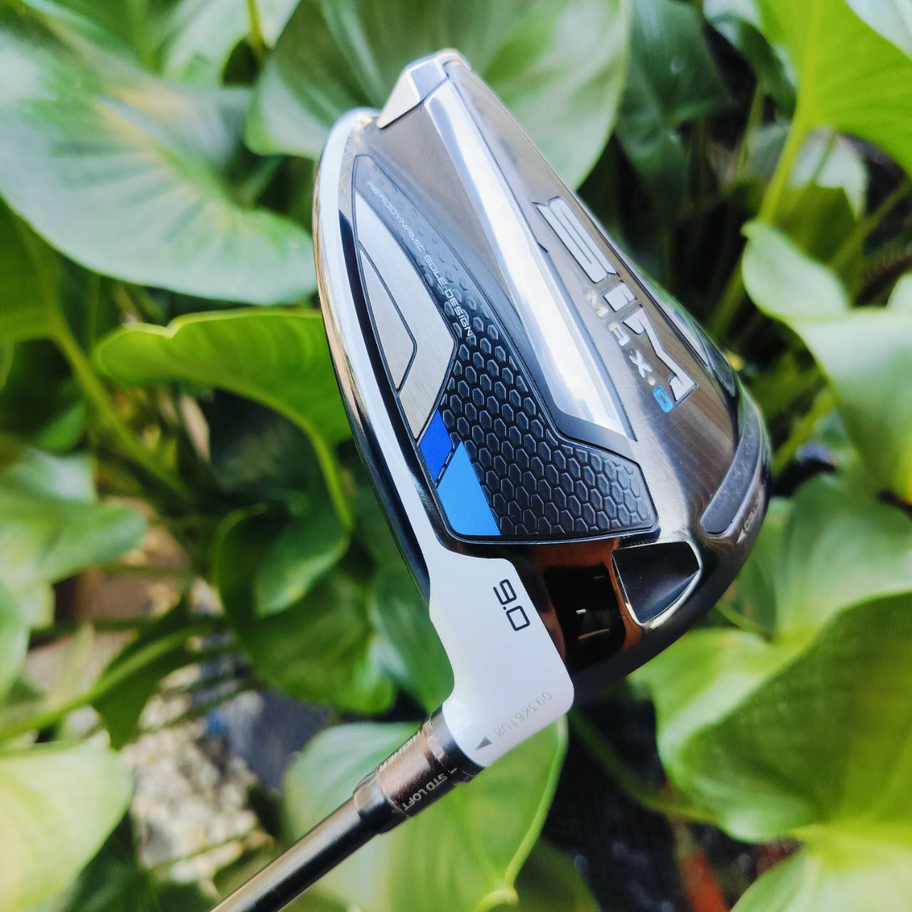 Driver Taylormade SIM MAX D (Draw Type) แก้ปัญหาตีเฟดโดยเฉพาะ ก้าน TOUR AD IZ5 FLEX S ช่วยชดเชยความผิดพลาดเมื่อตีลูกไม่โดนกลางหน้าไม้ ทำให้ได้วิถีลูกที่ตรง และแม่นยำสู่เป้าหมายมากขึ้น ไม้กอล์ฟพรีเมี่ยมมือสอง ของแท้ By NakaraLuxurious