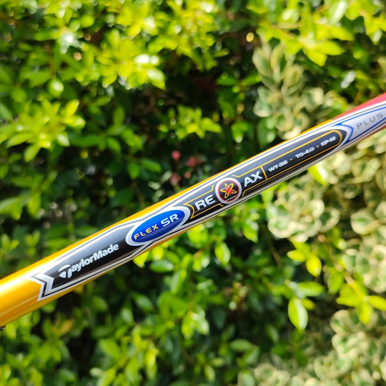 DRIVER TAYLORMADE r7 425 องศา 9.5 ก้าน RE*AX FLEX SR รุ่นนี้เอกลักษ์คือหัวไม่ใหญ่มาก ทำให้ลู่ลมได้ดีตามหลักแอโรไดนามิค ทำให้เร่งสปีดได้ต็มที่มากๆ และ หน้าสัมผัส ยังหว้างใกญ่ตีง่ายเหมือนเดิม ไขปรับได้ถึง 4 จุด
