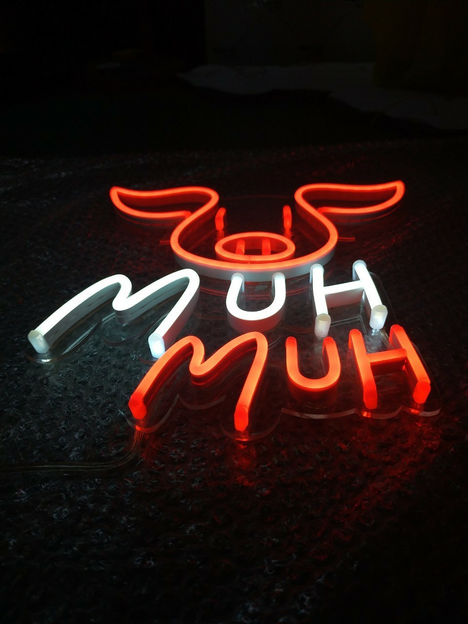 ป้ายไฟนีออน LED อะคริลิคใสรองหลัง