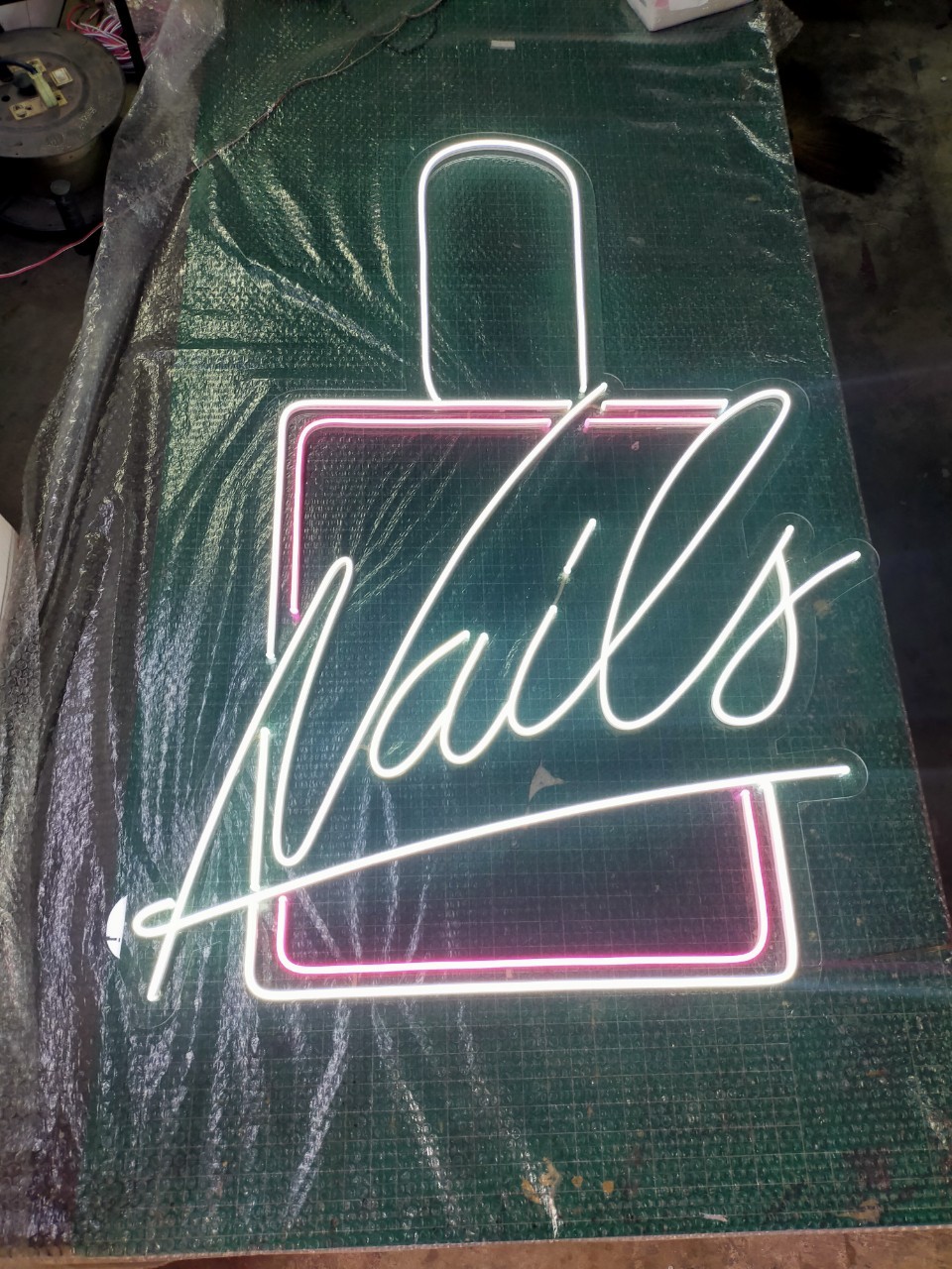 ป้ายไฟนีออนดัด