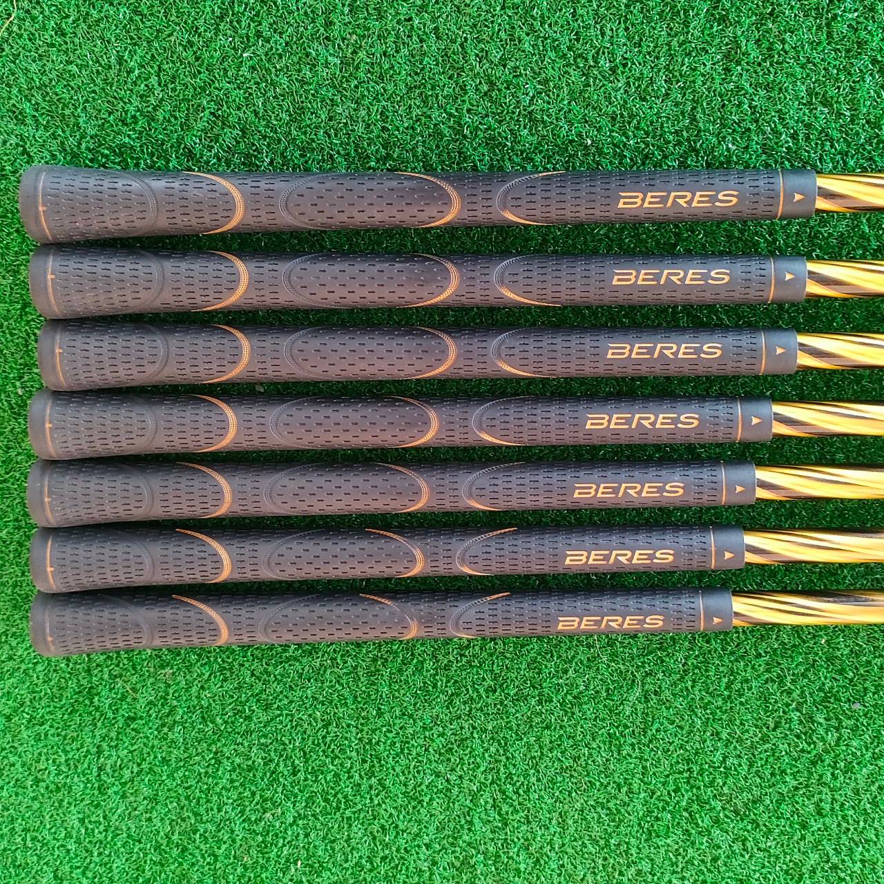 ชุดเหล็ก HONMA BERES FORGED-F MG700 มีเหล็ก 5 - 11 มีมากชิ้นกว่าชุดอื่น ระยะตีไกลกว่าเหล็กปกติถึง 1 เบอร์ เช่น เหล็ก 5 ตีระยะเท่าเหล็ก 4 สุดยอดวัสดุพรีเมี่ยมแบบสุดๆ และ ก้าน ARMRQ UD49 ก้าน 2 ดาว ** FLEX R