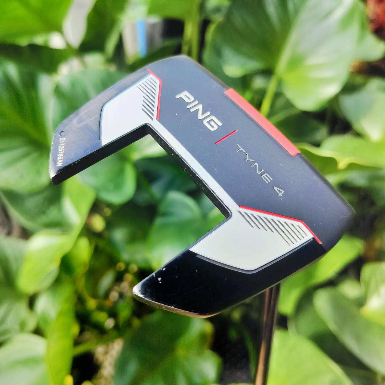 PUTTER PING TYNE 4 ความยาว 34 นิ้ว COVER แท้เดิม รุ่นแบบปีกสองข้างที่นิยมสูงสุด ขอบอกว่าของ PING เป็นเลิศ ไม่แพ้แบรนด์ไหน นิ่งมากๆ และหน้าสัมผัส แบบสองชั้น DUAL - DUROMETER INSERT แบบแข็งอยู่ด้านใน และ แบบนุ่มอยู่ด้านนอก สุดจริง!!! ไม้กอล์ฟพรีเมี่ยมมือสอง
