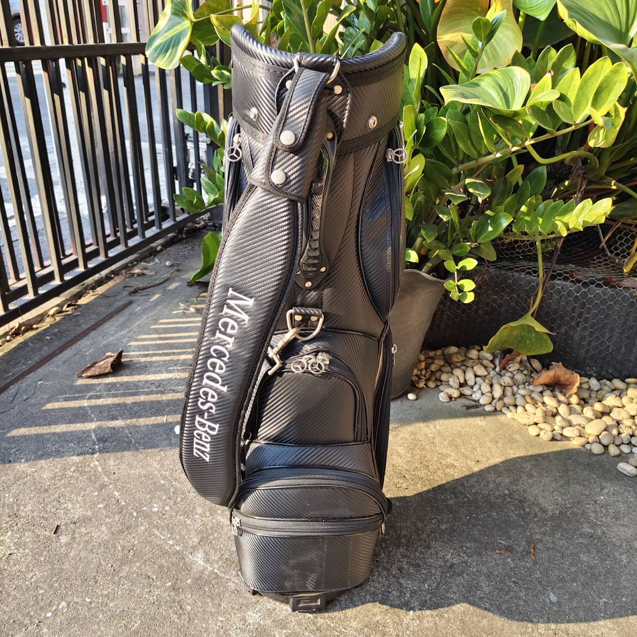 ถุงกอล์ฟ BENZ มือสอง สภาพสวยมากๆทุกอย่าง วัสดุดีมากๆเลยค่ะ ** แป๊กหลุด 1 จุด**